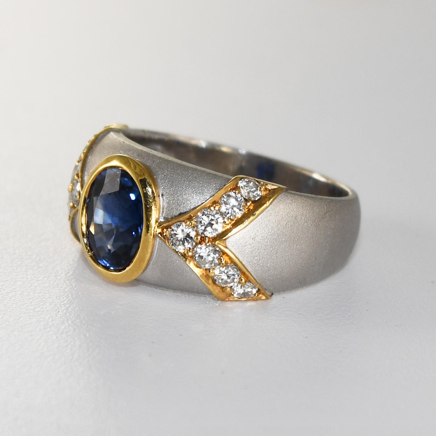 Anello con zaffiro e diamante in oro bicolore 16K In condizioni ottime in vendita a Laguna Beach, CA