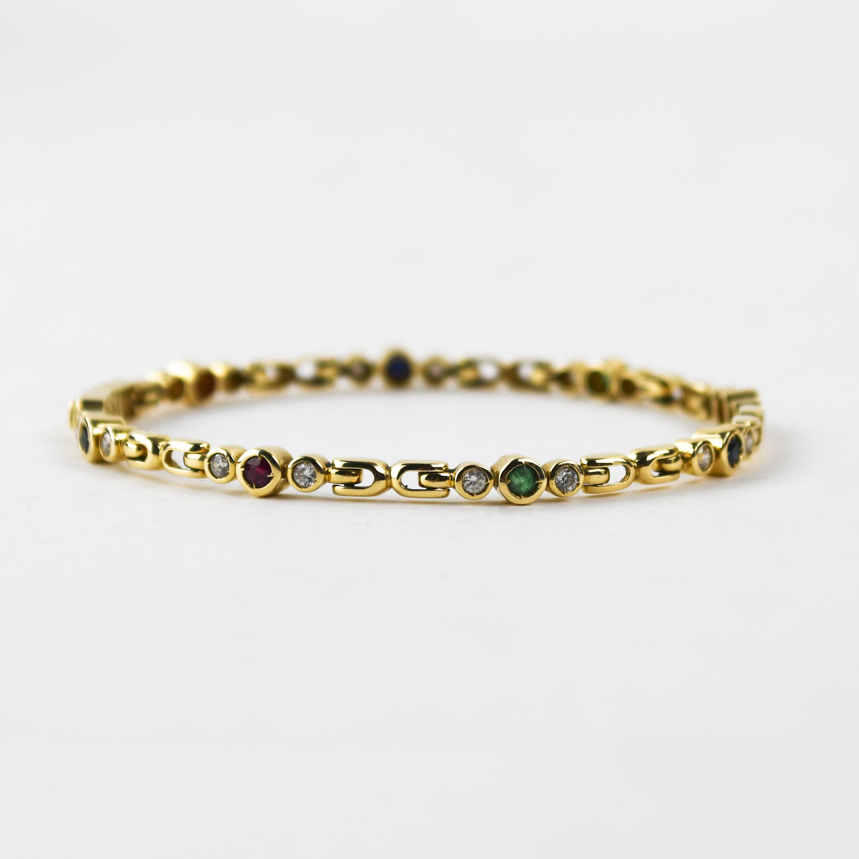 Bracelet jaune 14k et pierres précieuses.
Il est testé à 58% d'or à l'aide d'un analyseur de métaux XRF et pèse 11,9 grammes.
Il y a des rubis naturels, des saphirs bleus foncés et des émeraudes, pour un total de 0,75 carats.
Entre les deux, des