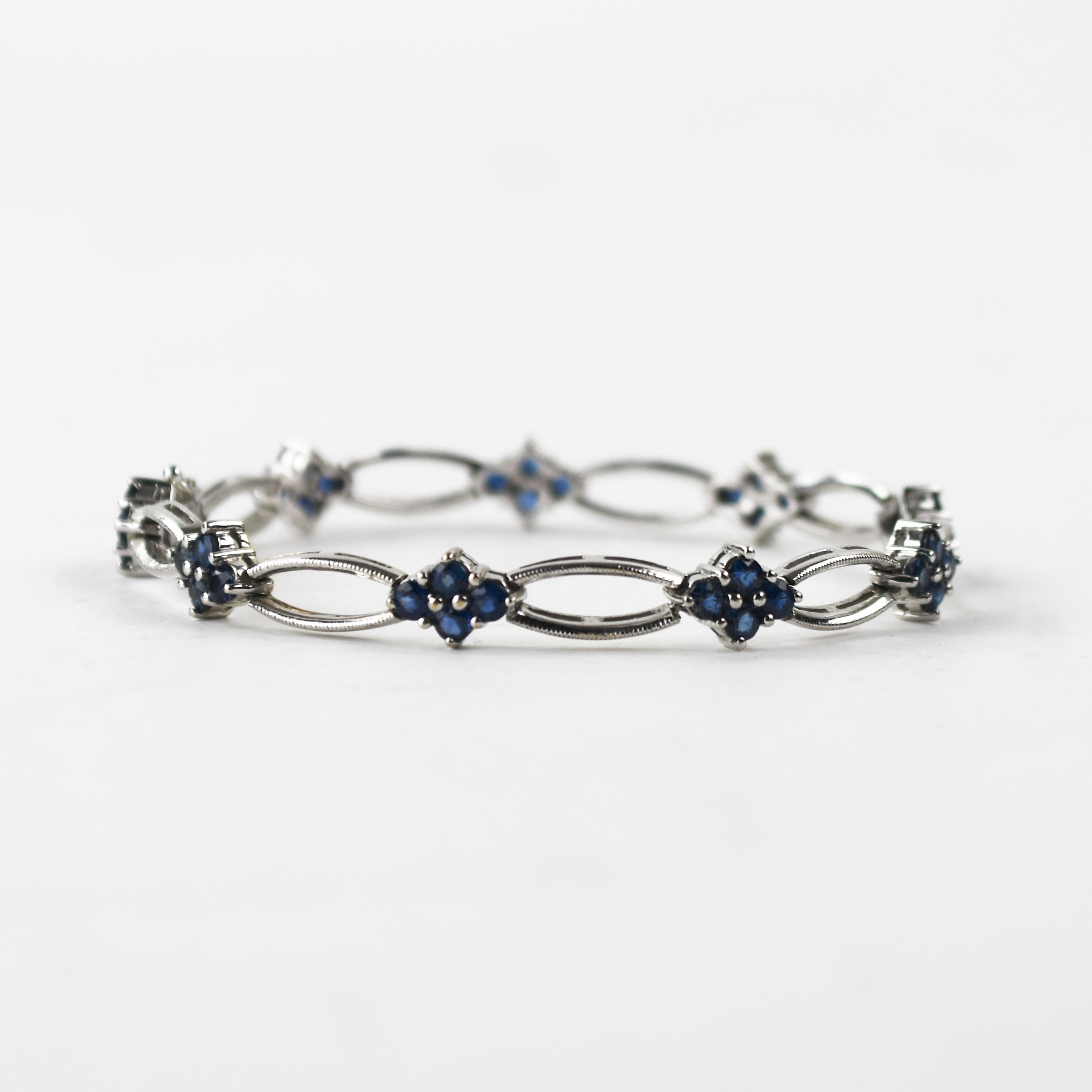 Pulsera de oro blanco de 14k y zafiro azul.
Lleva el sello de 14 quilates y pesa 11 gramos.
Los zafiros azules son naturales y de talla brillante redonda, 2,00 quilates en total.
La pulsera mide 15 cm de largo y 6,5 mm de ancho.
Excelente estado.