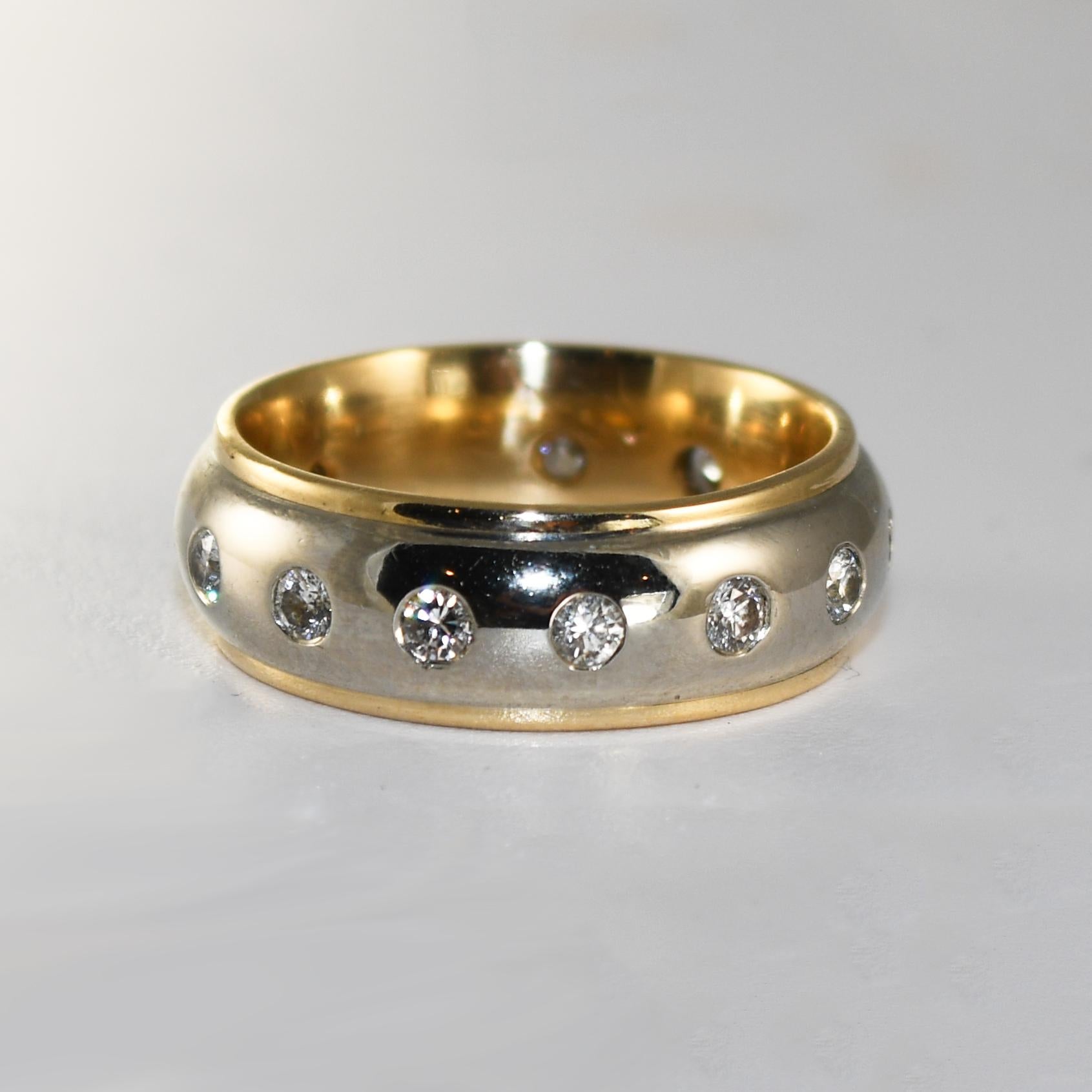 Alliance pour homme en or jaune 14k et diamants.
Tests de 58% d'or à l'aide d'un analyseur de métaux XRF.
L'anneau pèse 12.2 grammes.
Les diamants sont de taille ronde et brillante et font tout le tour de l'anneau.
Il y a .75 carats au total, gamme