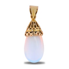 Colgante de piedra lunar con destellos azules en oro amarillo de 14K – Piedra natal de junio