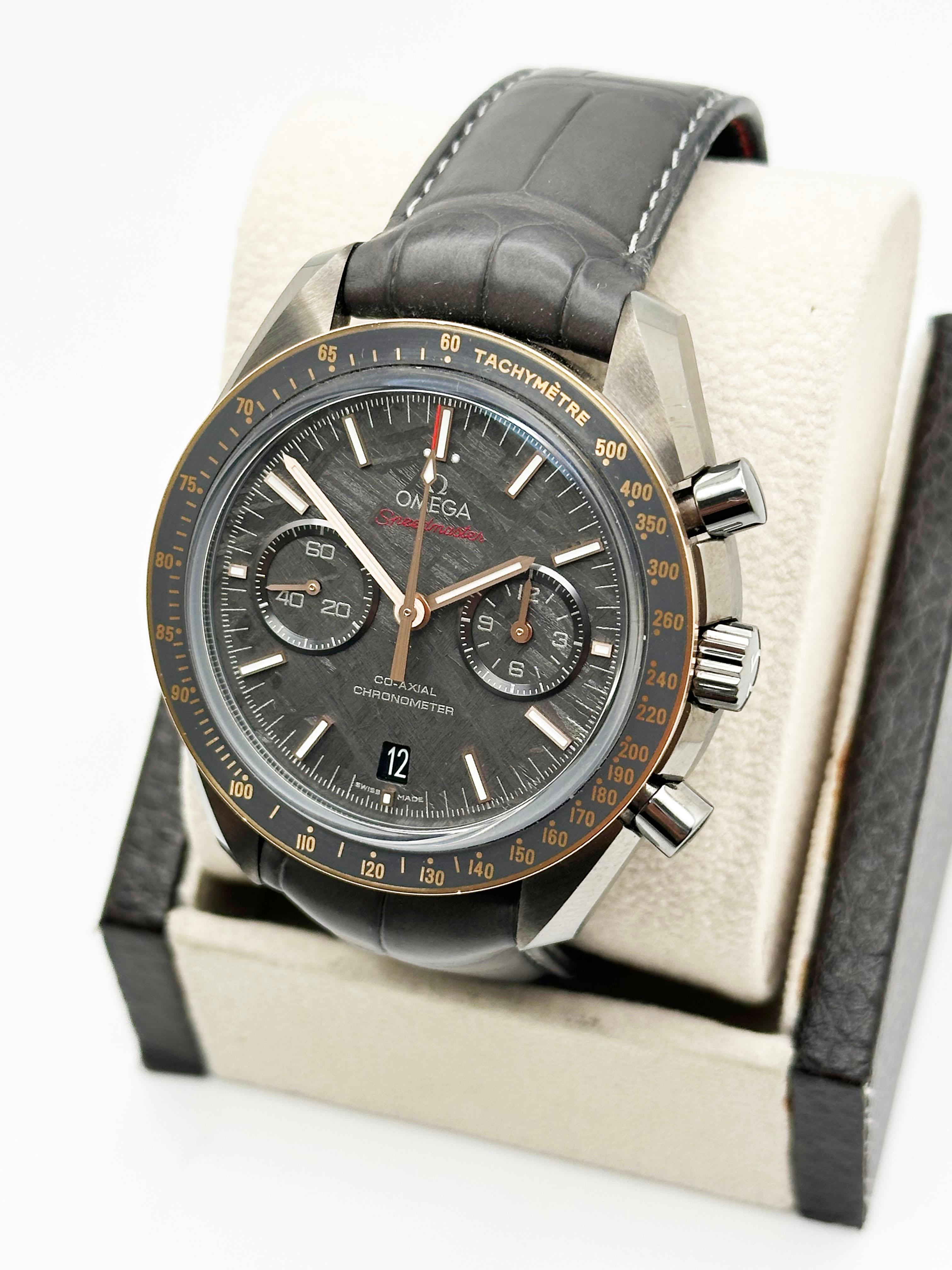 Omega Speedmaster Dark Side of the Moon Meteorite 311.63.44.51.99.001 Box Papier im Zustand „Hervorragend“ im Angebot in San Diego, CA