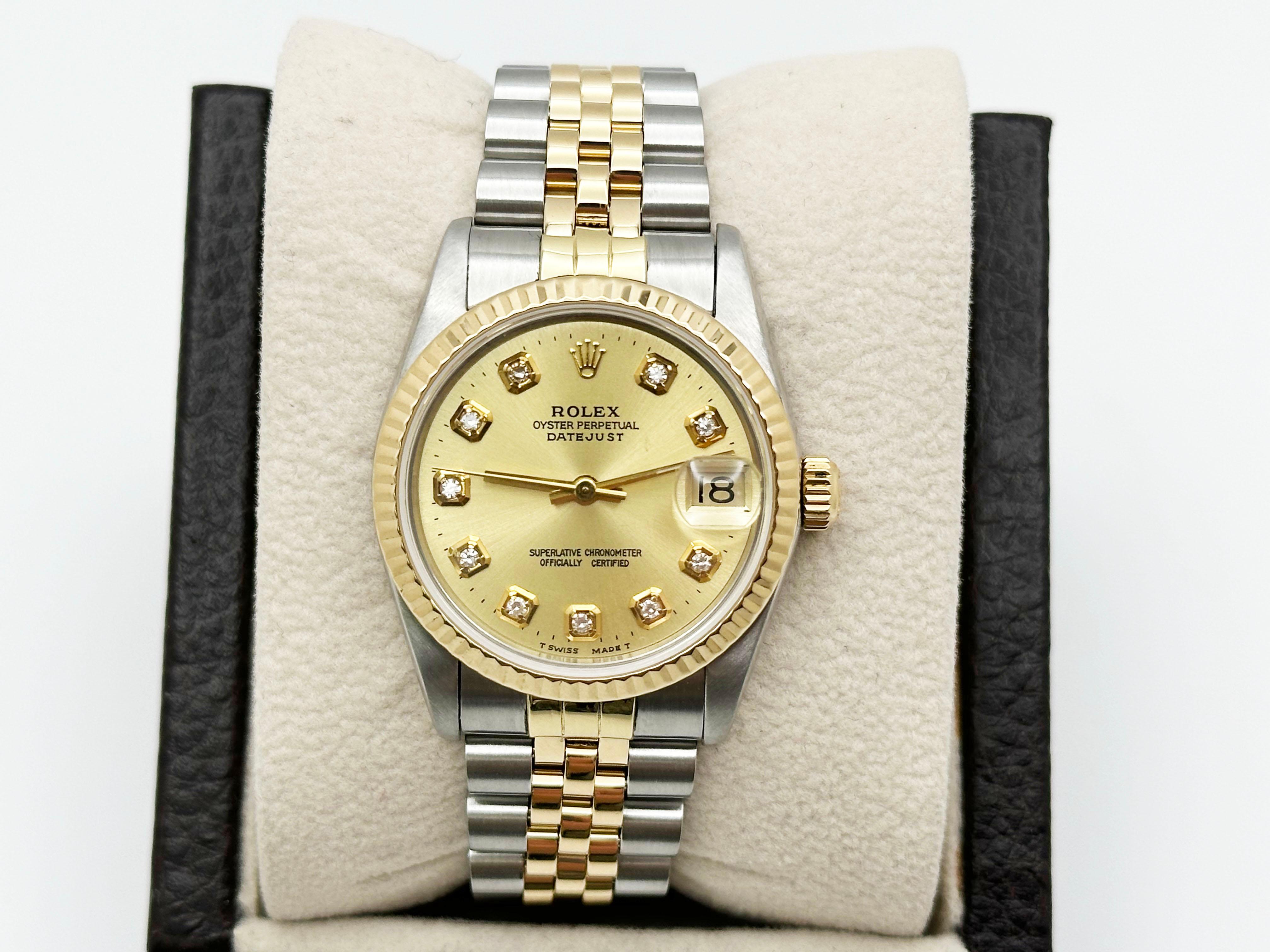 Numéro de style : 68273

Série : X996***

Année : 1991
 
Modèle : Rolex Datejust Midsize
 
Matériau du boîtier : Acier inoxydable 
 
Bande : or jaune 18K et acier inoxydable 
  
Lunette : Lunette cannelée en or jaune 18K 
  
Cadran : Cadran à