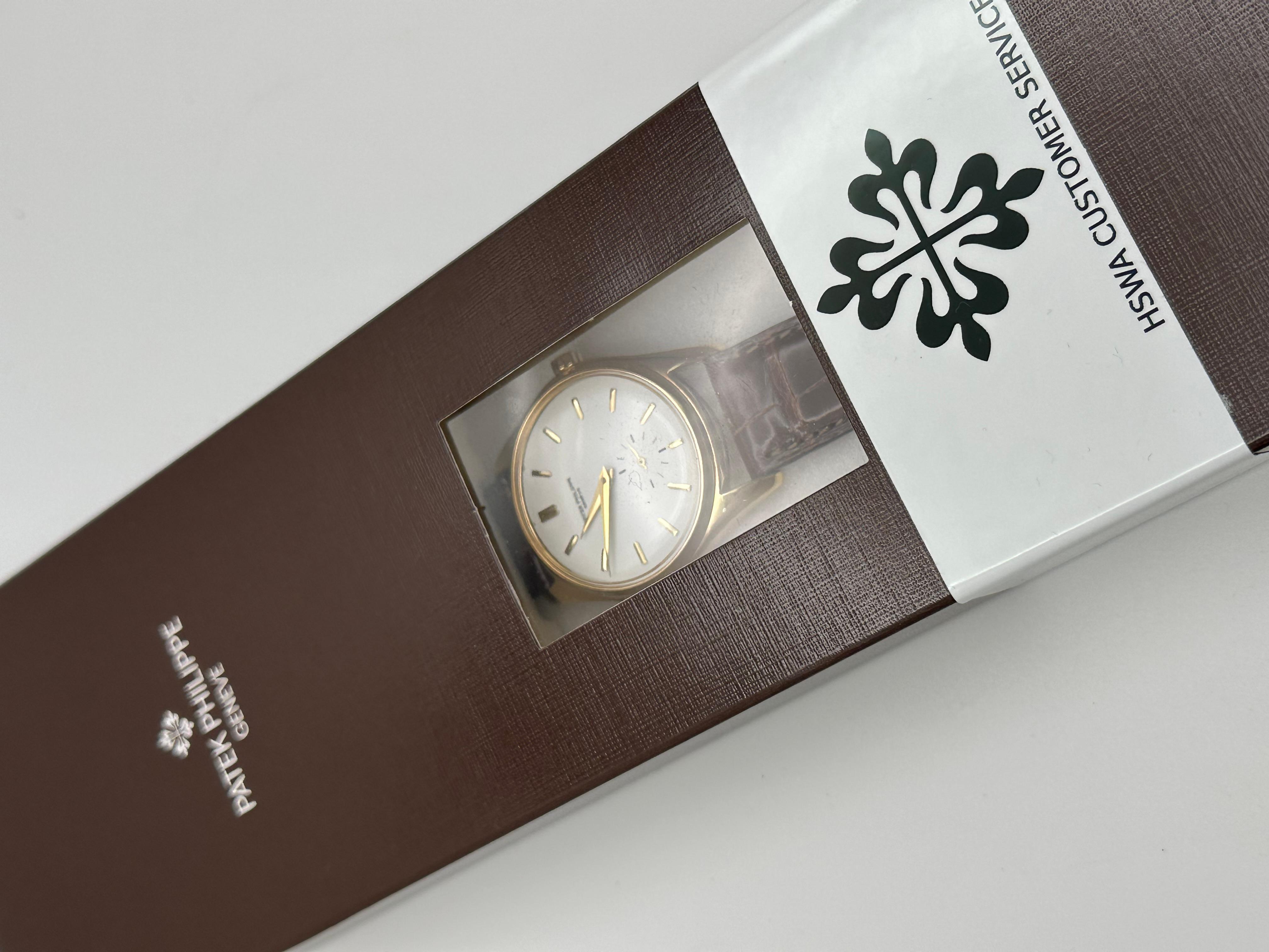 Número de estilo: 2526J
 
Model No: Patek Philippe Calatrava
 
Material de la caja: Oro amarillo de 18 quilates 
 
Correa: Correa de cuero 
  
Bisel: Oro amarillo de 18 quilates 
  
Esfera: Esfera blanca 
 
Cara: Cristal de zafiro 
 
Tamaño de la