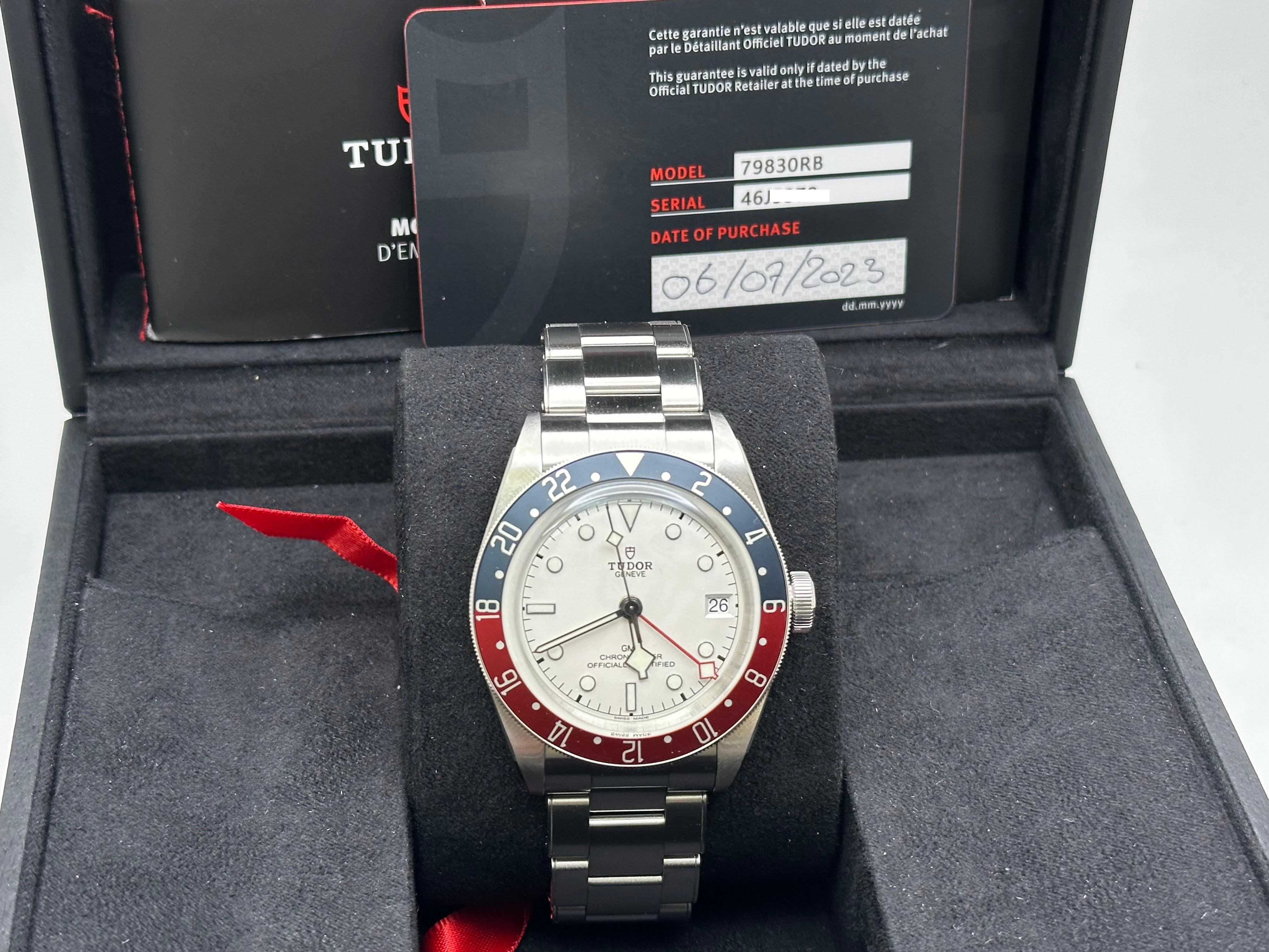 Numero di stile: 79830RB 

Seriale: 46J9***

Anno: 2023
 
Model: Tudor Black Bay GMT
 
Materiale della cassa: Acciaio inossidabile 
 
Fascia: Acciaio inossidabile 
 
Lunetta: Pepsi - Rosso e Blu 
 
Quadrante: Quadrante opalino bianco 
 
Volto: