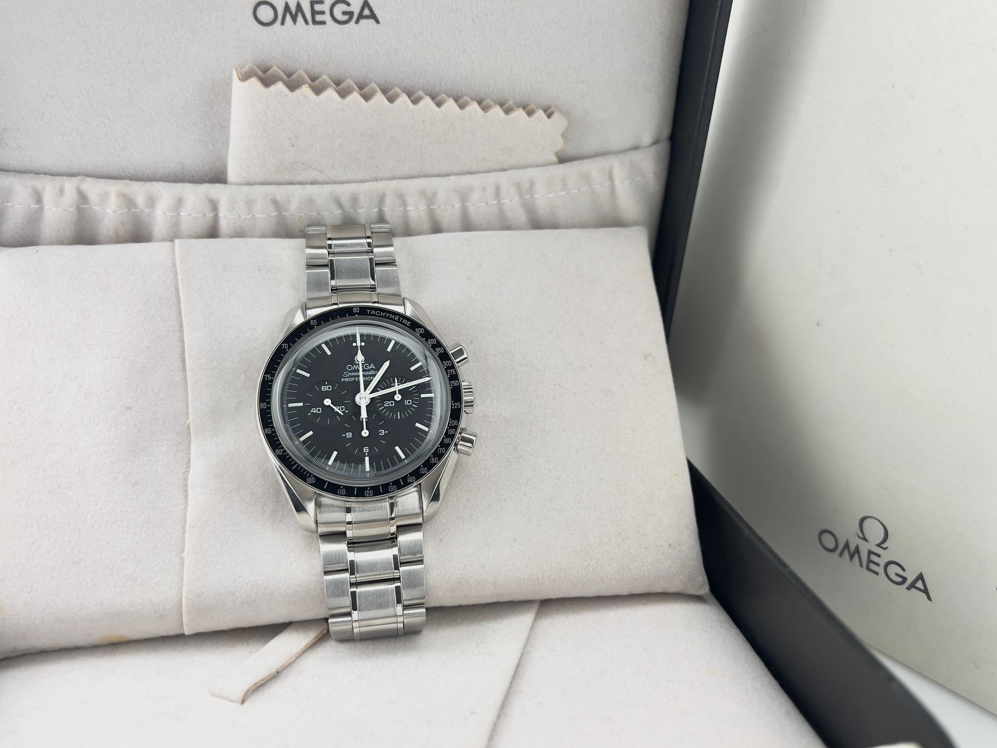 Stilnummer: 3560.50

Seriennummer: 7700****

Modell: Omega Speedmaster Monduhr - Apollo XI 30. Jahrestag

MATERIAL des Gehäuses: Rostfreier Stahl

Band: Rostfreier Stahl

Lünette: Schwarz

Zifferblatt: Schwarz

Gesicht: