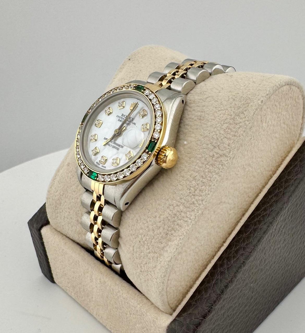 Rolex Ladies Datejust 69173 Weiß MOP Diamant Zifferblatt Smaragd Lünette Stahl 18K Gold (Rundschliff) im Angebot