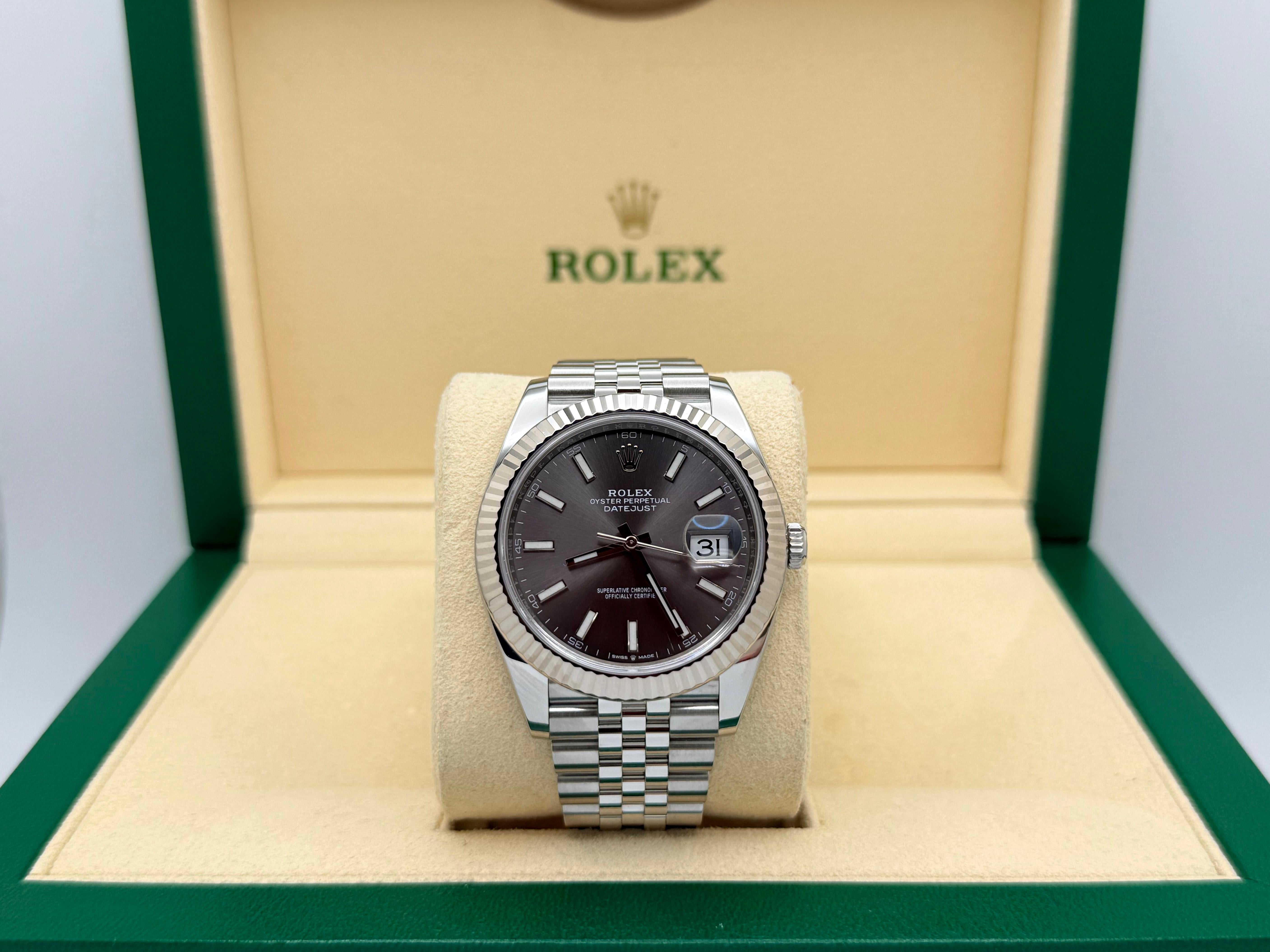Numero di stile: 126334


Seriale: 0QP*****


Anno: 2017 - Ora


Model: Rolex Datejust 41 


Materiale della cassa: Acciaio inossidabile 


Fascia: Fascia giubileo in acciaio inossidabile


Lunetta: lunetta scanalata in oro bianco 18 carati