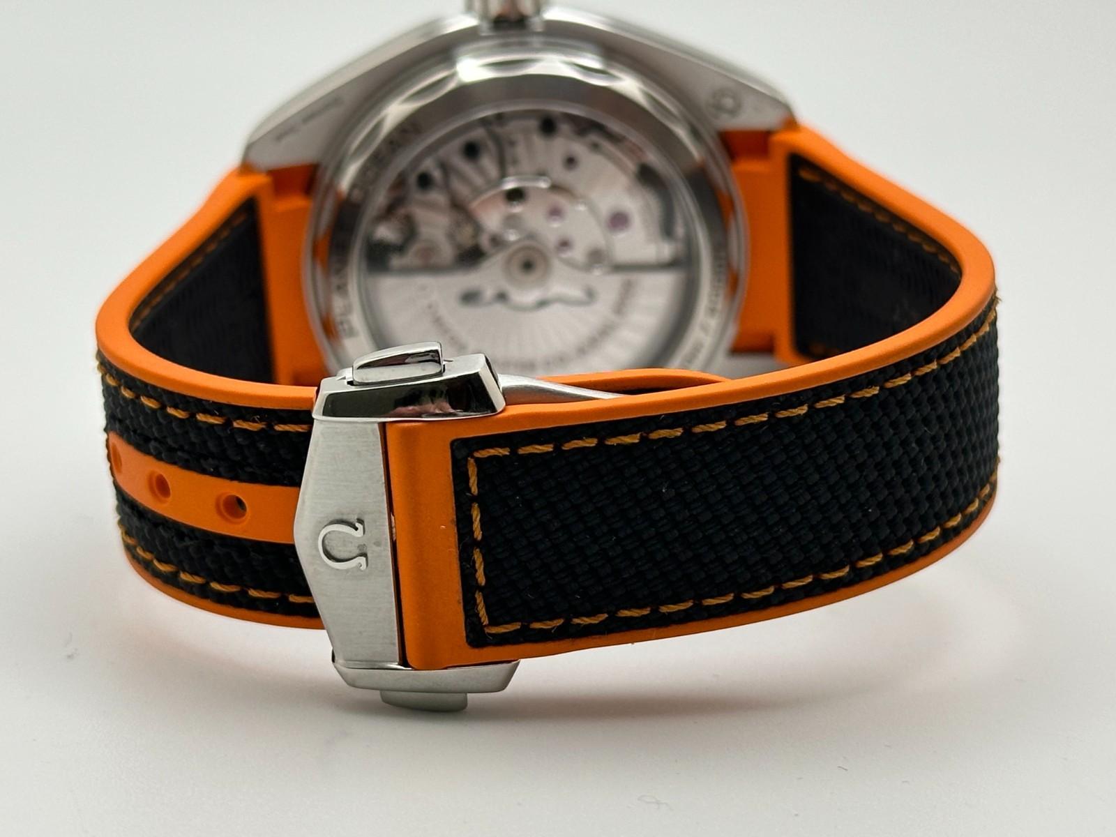 De los hombres Omega Seamaster Planet Ocean 600m 215.32.44.21.01.001 Caja inoxidable Papel 2023 en venta