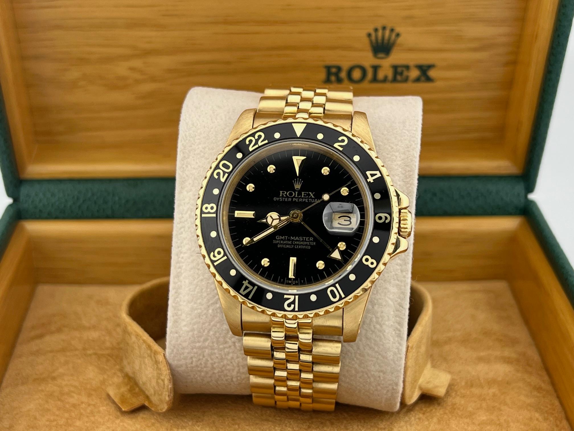 Numero di stile: 16758

Seriale: 8370***

Anno: 1984

Model: Rolex GMT Master

Materiale della cassa: Oro giallo 18 carati

Fascia: Fascia giubileo in oro giallo 18 carati

Lunetta: nera

Quadrante: quadrante nero con capezzolo

Volto: Cristallo di