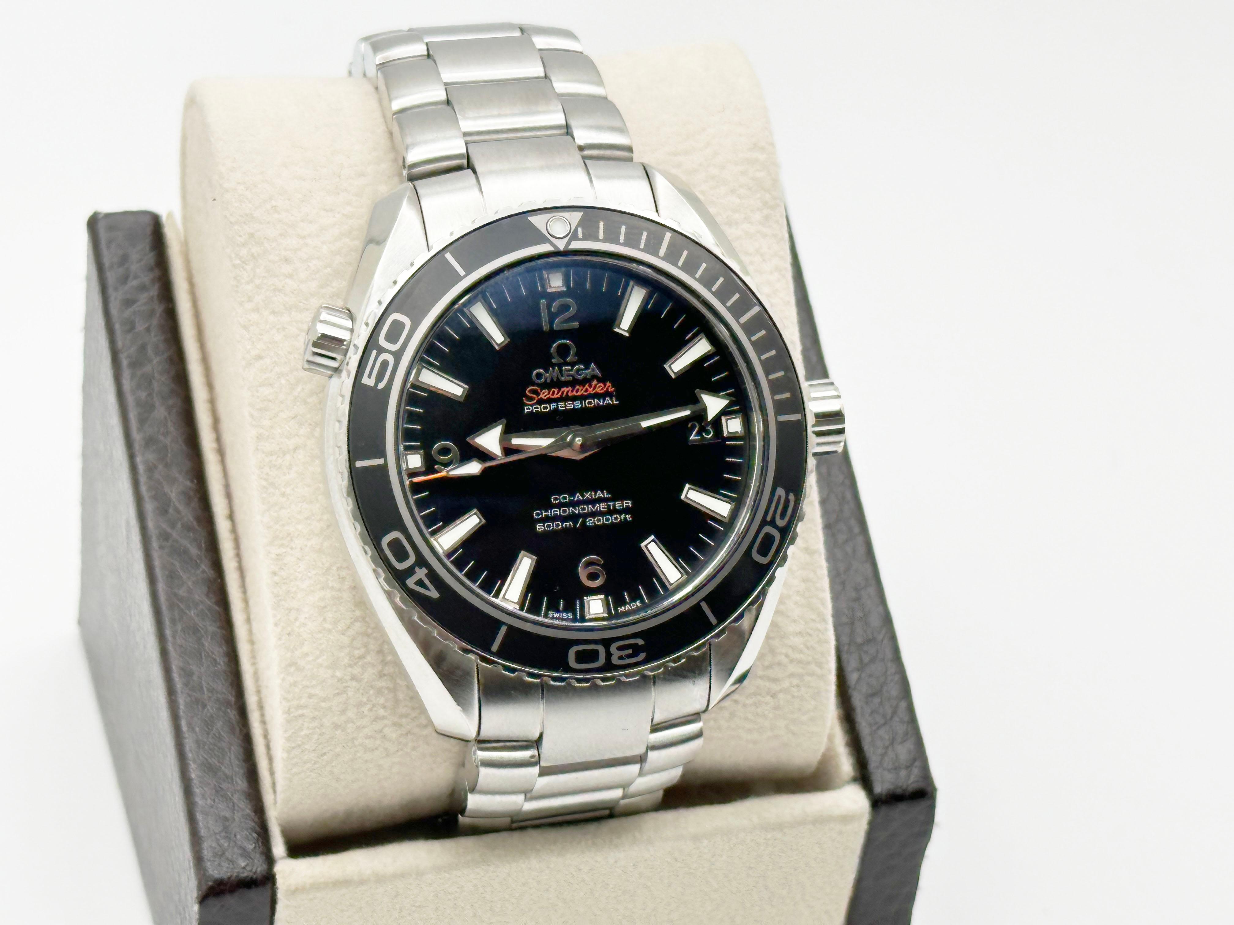Numero di stile: 232.30.42.21.01.001

 

Model No: Seamaster Planet Ocean

 

Materiale della cassa: Acciaio inossidabile 

 

Fascia: Acciaio inossidabile 

 

Lunetta: lunetta nera 

 

Quadrante:  Nero 

 

Volto: Cristallo di zaffiro 

