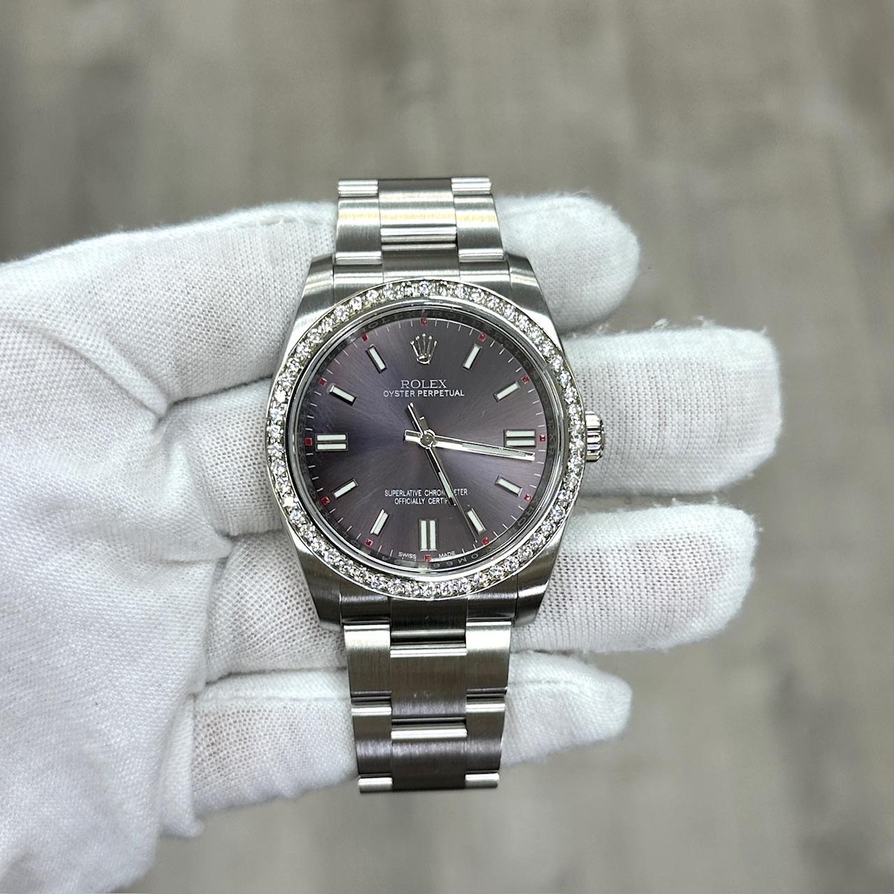 Rolex Oyster Perpetual 116000 36mm Grape Dial Diamond Lünette Stahl Box Papier im Zustand „Hervorragend“ im Angebot in San Diego, CA