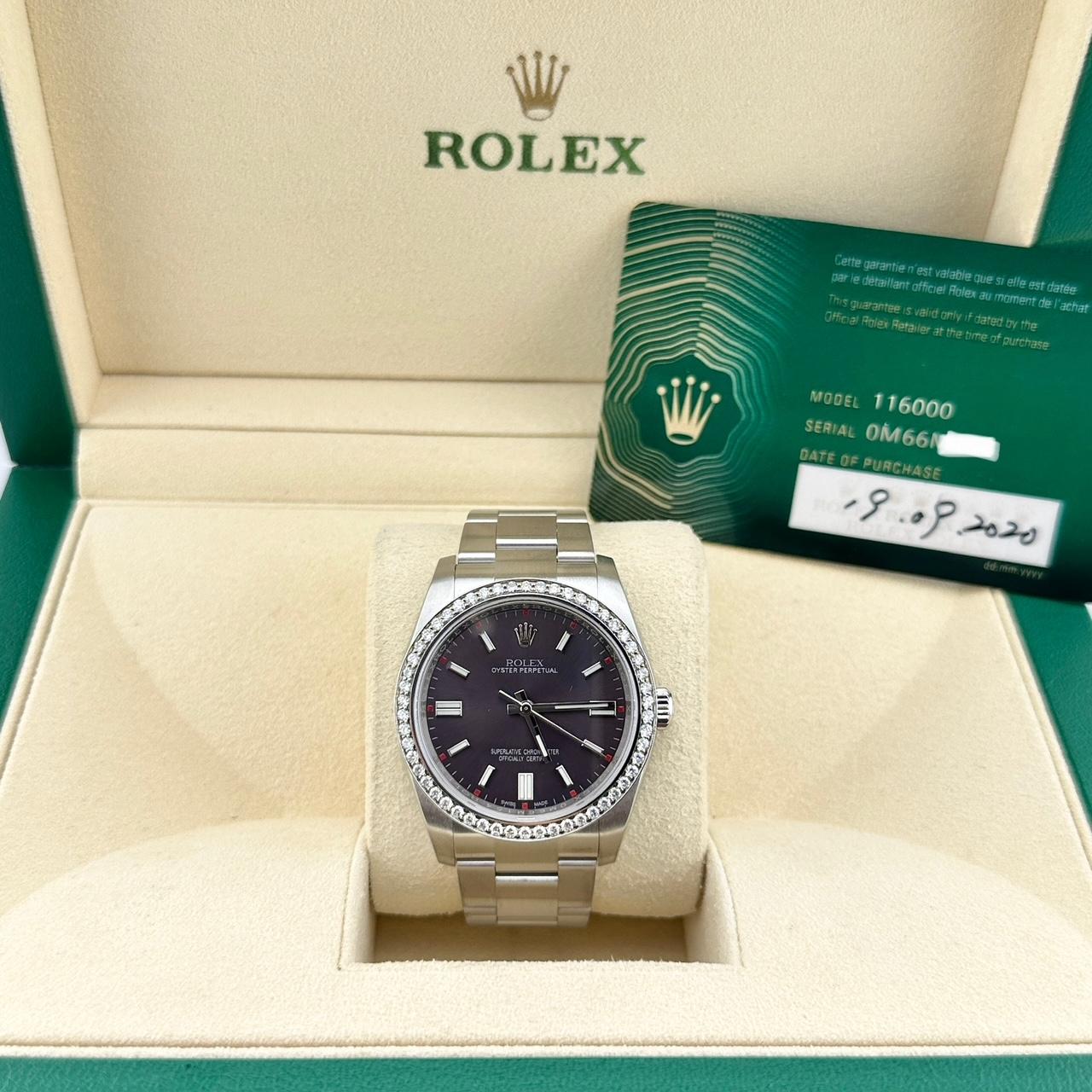 Stilnummer: 116000

Seriennummer: 0M66M***

Jahr: 2020

Modell: Rolex Oyster Perpetual

MATERIAL des Gehäuses: Rostfreier Stahl

Band: Rostfreier Stahl

Lünette: Kundenspezifische Diamantlünette

Zifferblatt: Custom Grape Purple

Gesicht: