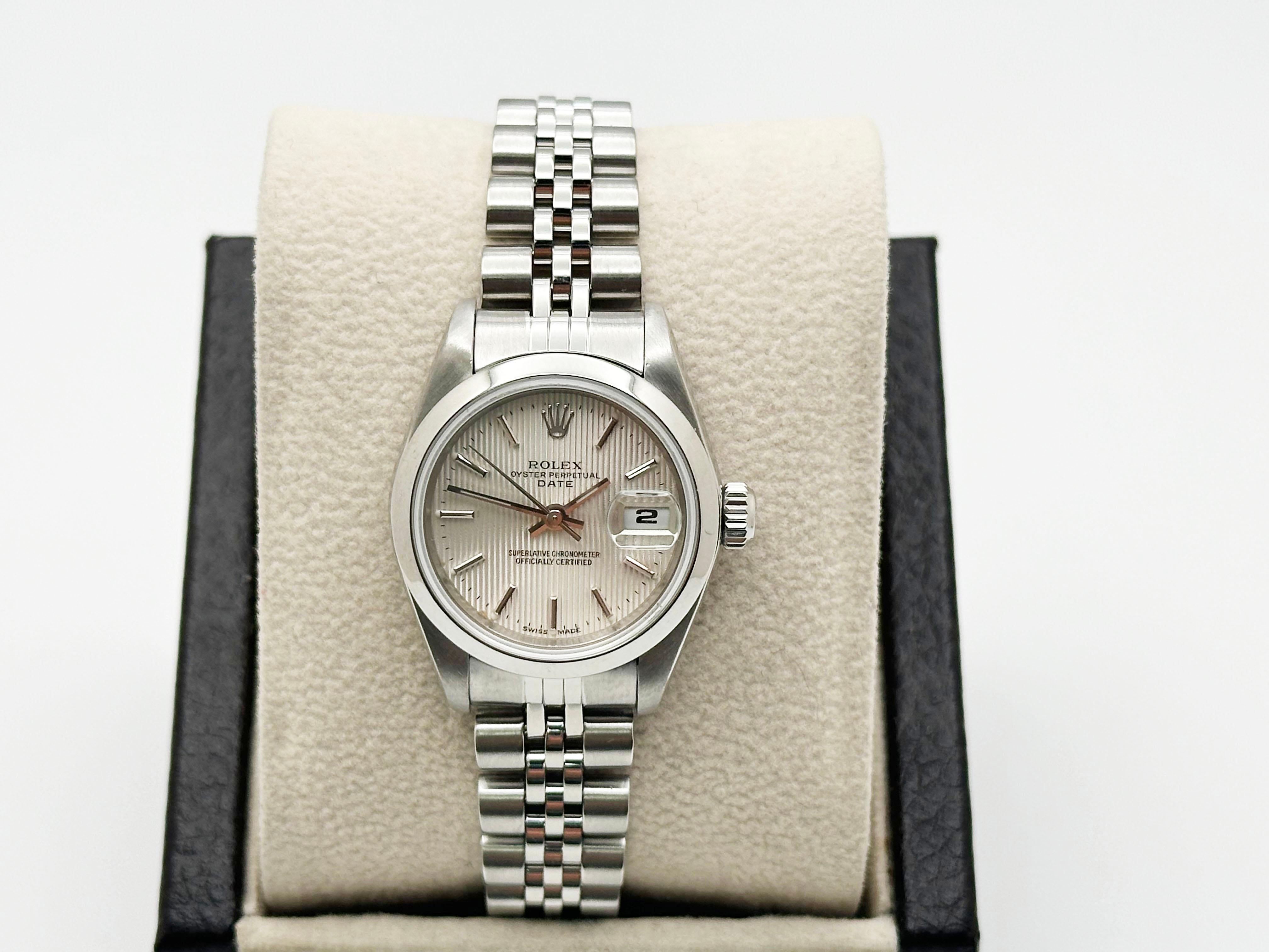 Numero di stile: 79160



Seriale: F927***



Anno: 2005

 

Model: Rolex Ladies Date

 

Materiale della cassa: Acciaio inossidabile 

 

Fascia: Acciaio inossidabile 

  

Lunetta: Acciaio inossidabile 

  

Quadrante: Quadrante in argento con
