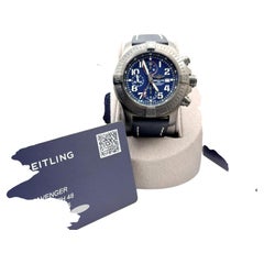 Breitling Super Avenger Night Mission V13375, 48 mm, blaues Zifferblatt, Titan, mit Originalverpackung und Begleitpapieren