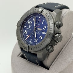 Breitling Super Avenger Night Mission V13375, 48 mm, blaues Zifferblatt, Titan, mit Originalverpackung und Begleitpapieren