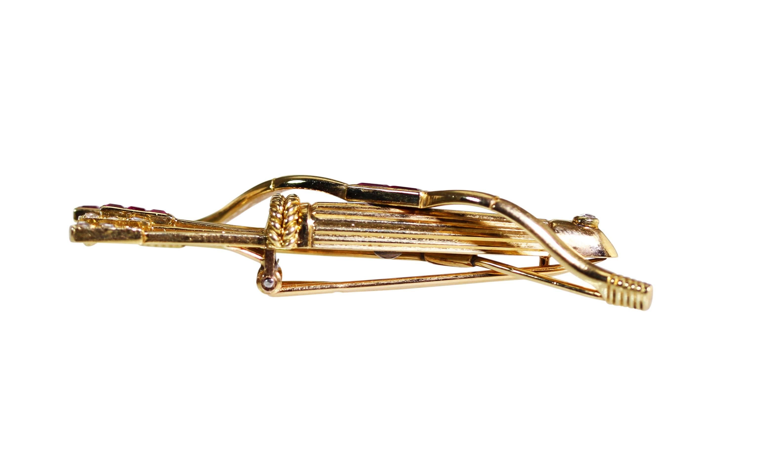 Cartier Broche en or avec nœud et flèche en rubis et diamants, années 1940 Excellent état à Atlanta, GA