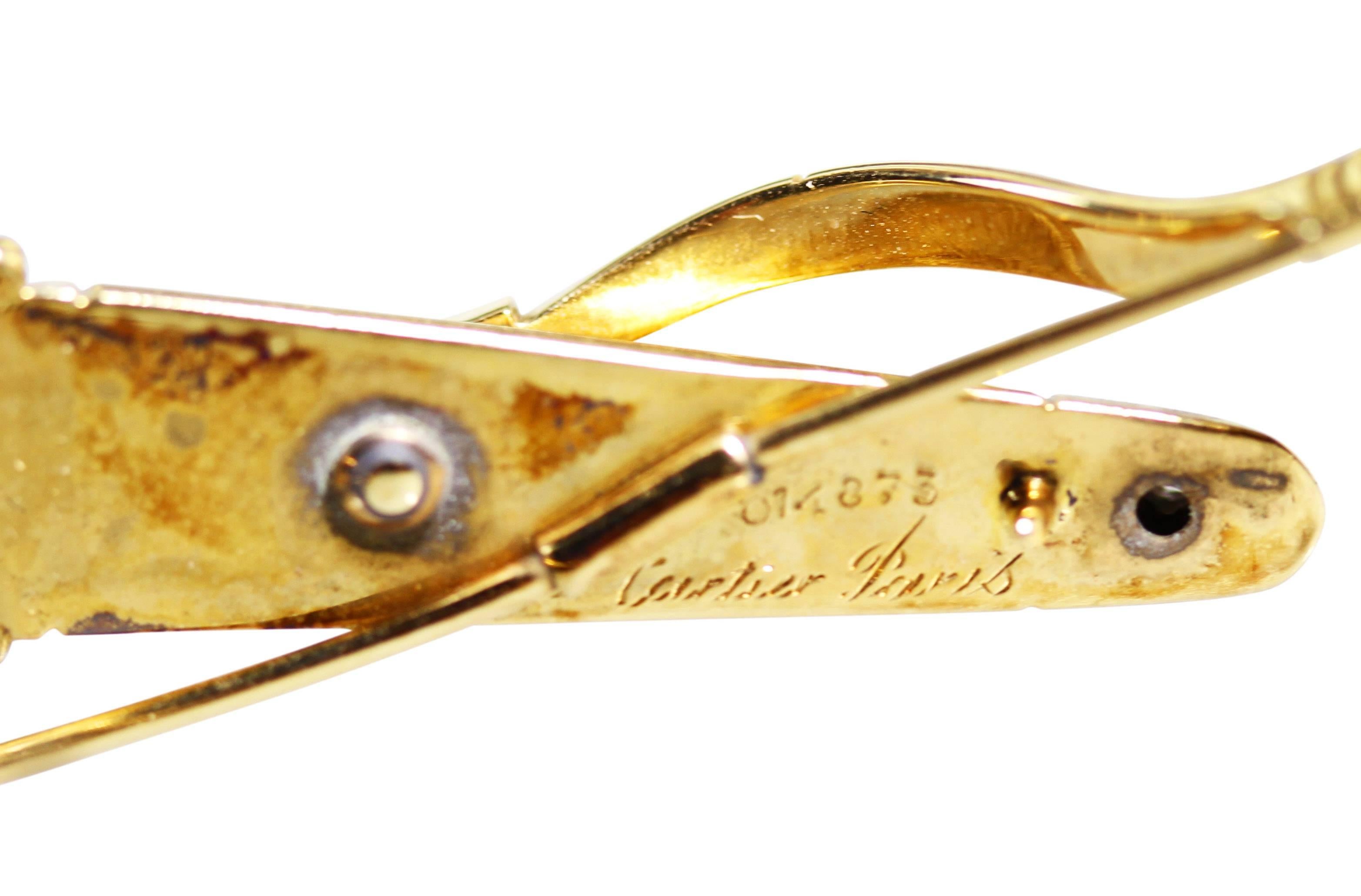  Cartier Broche en or avec nœud et flèche en rubis et diamants, années 1940 Unisexe 