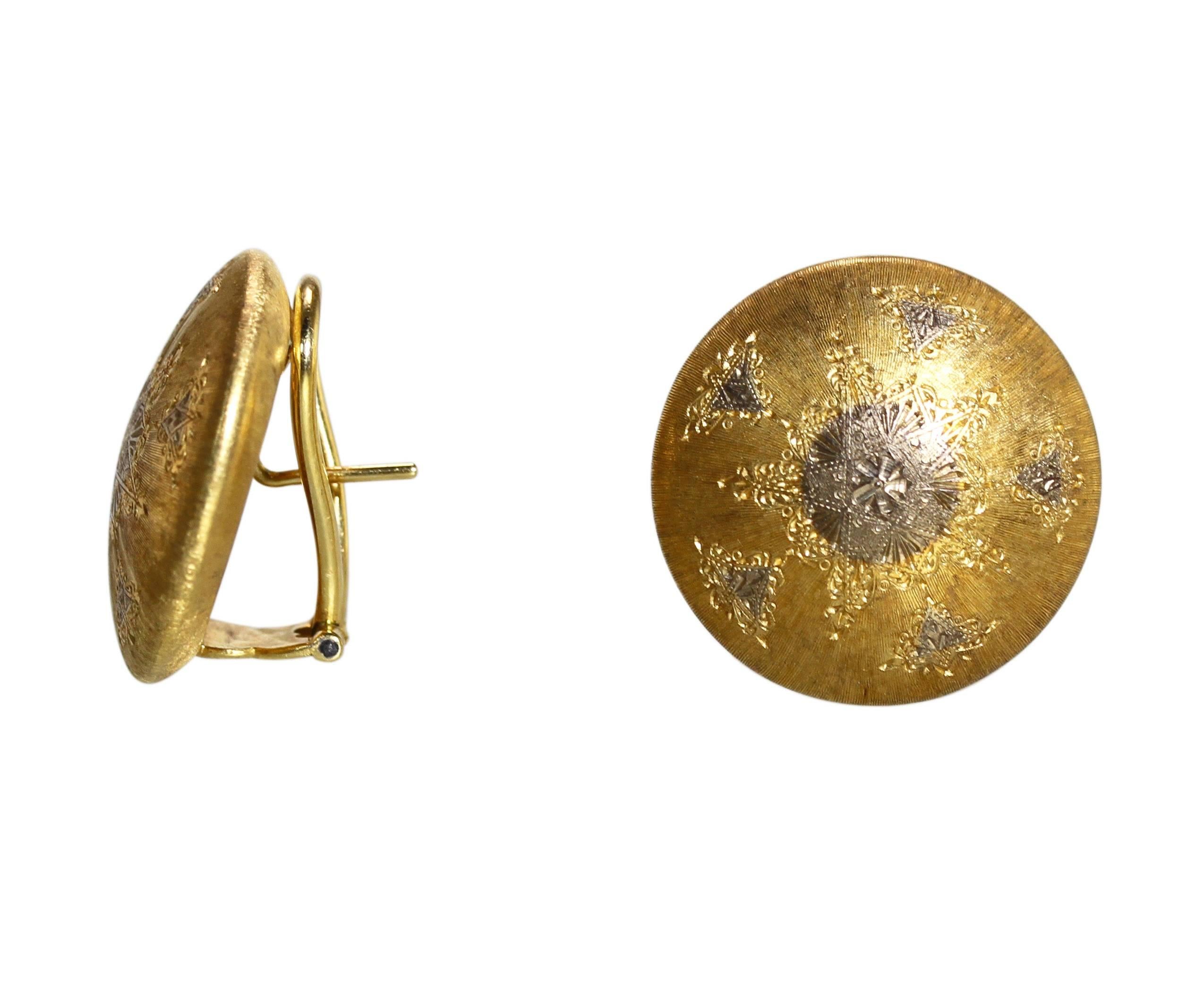 Pair of 18 Karat Two-Tone Gold Earclips by M. Buccellati
• Signed M. Buccellati, stamped 750
• Measuring 7/8 by 7/8 inch, 13.3 grams