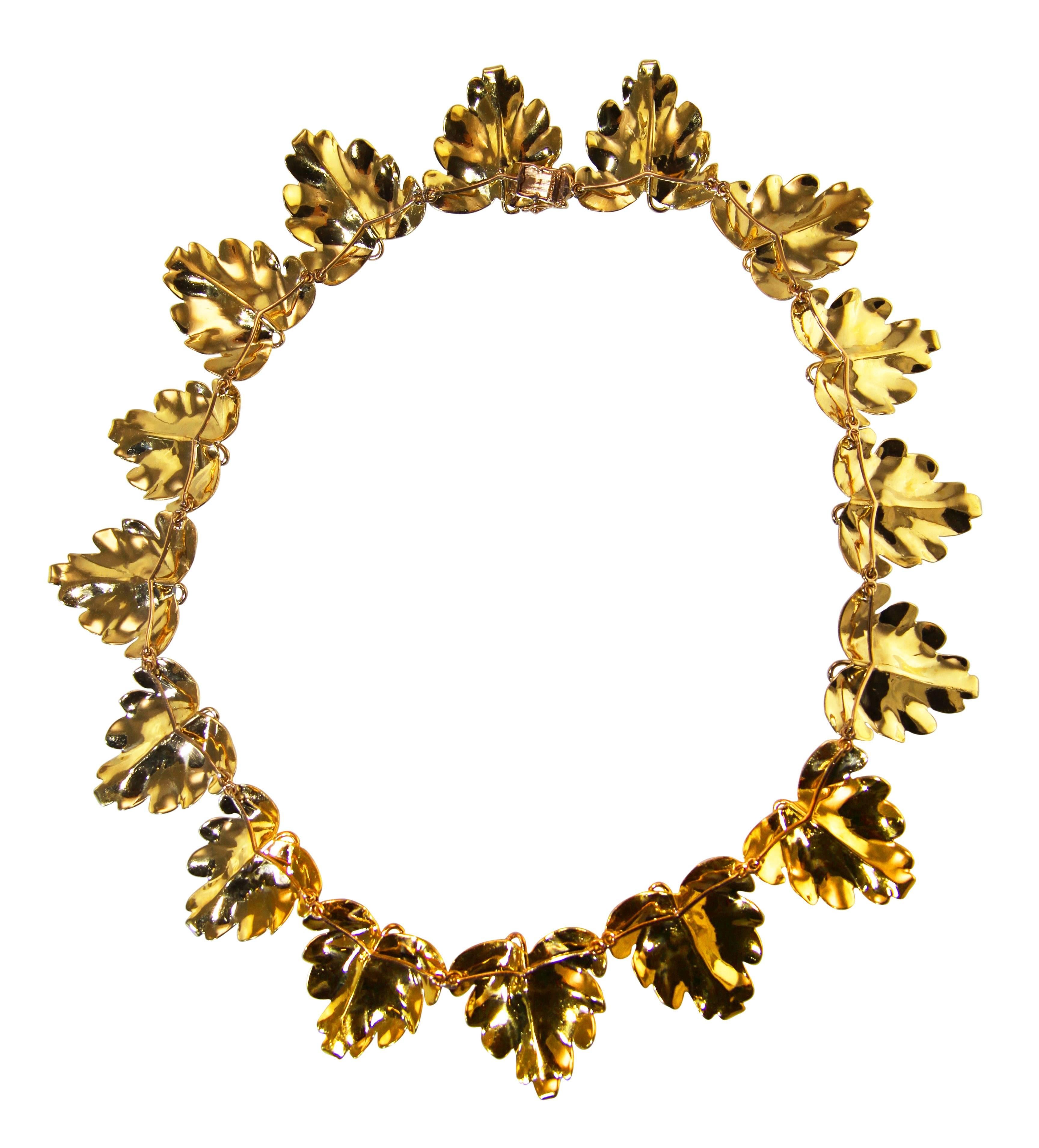 Buccellati Cultured Pearl Gold Foliate Necklace In Excellent Condition For Sale In Atlanta, GA