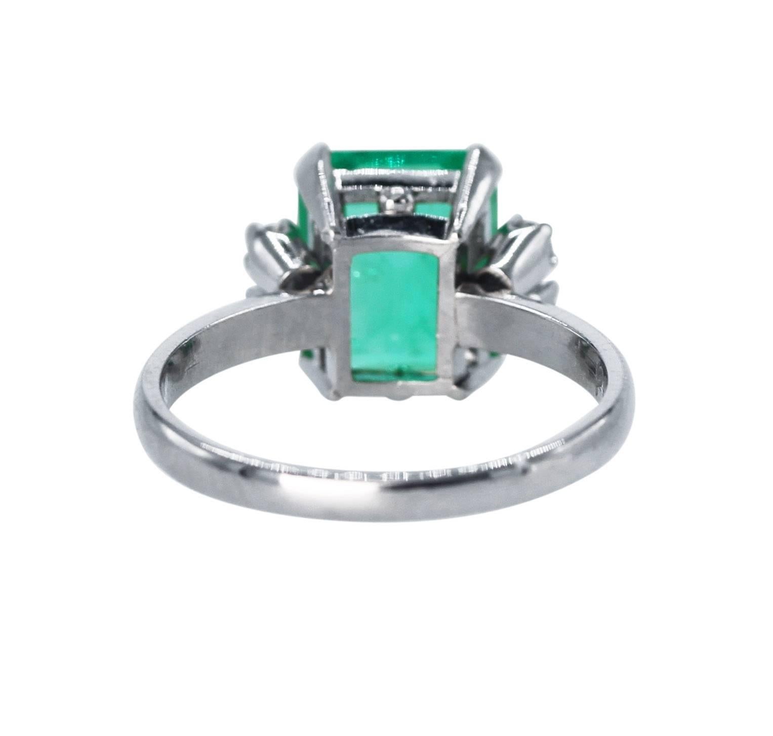 AGL Certified 2.76 Carat Colombian Emerald and Diamond Ring In Excellent Condition In Atlanta, GA
