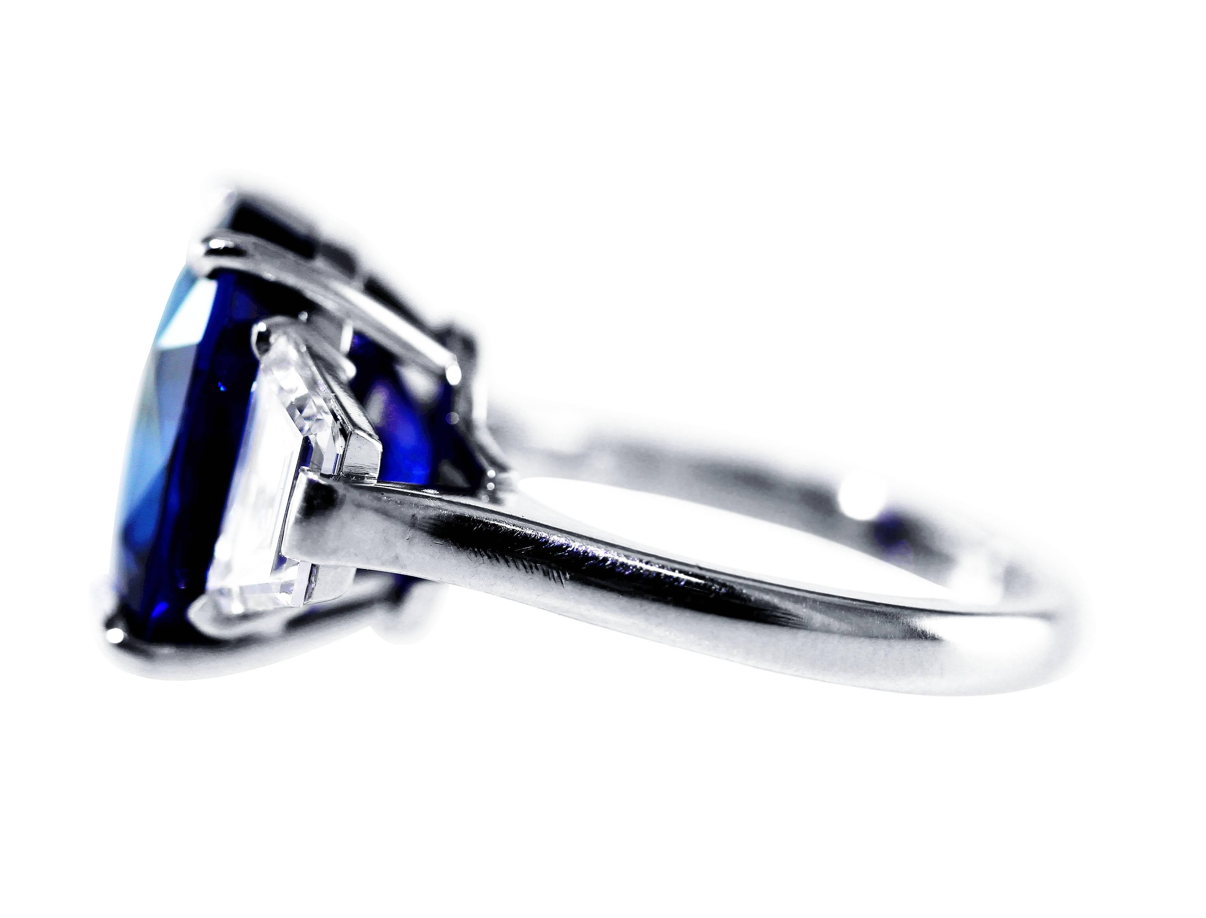 12.65 carat royal blue sapphire Diamond platinum Ring In Excellent Condition In Atlanta, GA