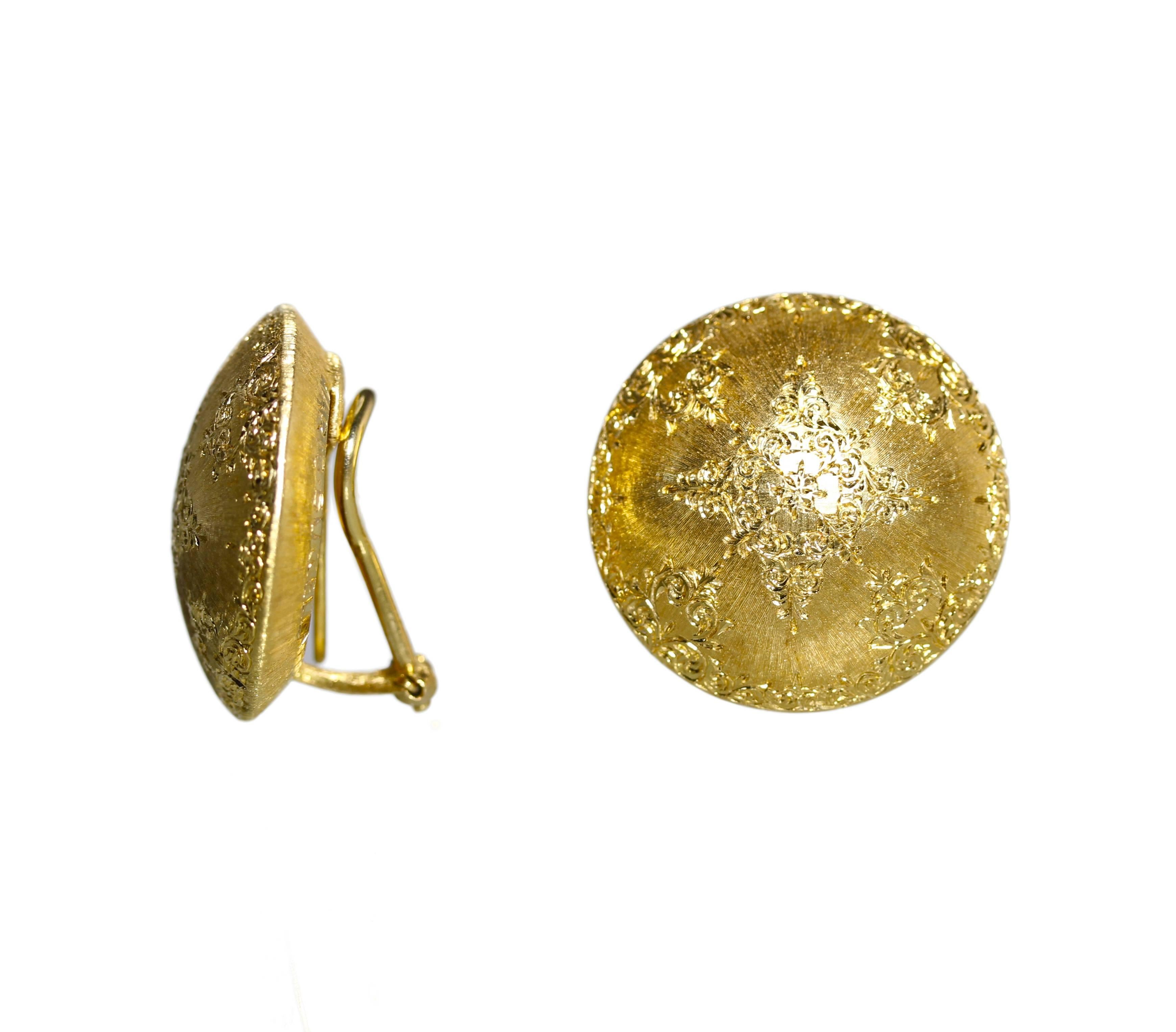 Pair of 18 Karat Gold Earclips by Mario Buccellati, circa 1960
• Signed Mario Buccellati, Italy, stamped 750
• Hand engraved and etched
• Weight 17.0 grams, measuring 1 by 1 inch