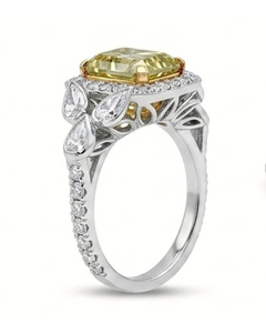 Bague avec diamant « Fancy » jaune verdâtre de 3,06 carats, entourée d'un halo de diamants blancs et d'un pavé de diamants