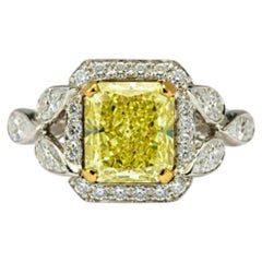 Bague avec diamant « Fancy » jaune verdâtre de 3,06 carats, entourée d'un halo de diamants blancs et d'un pavé de diamants