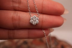 Collier avec pendentif en diamants à motif floral de 1,10 ct au total, en or 14 carats