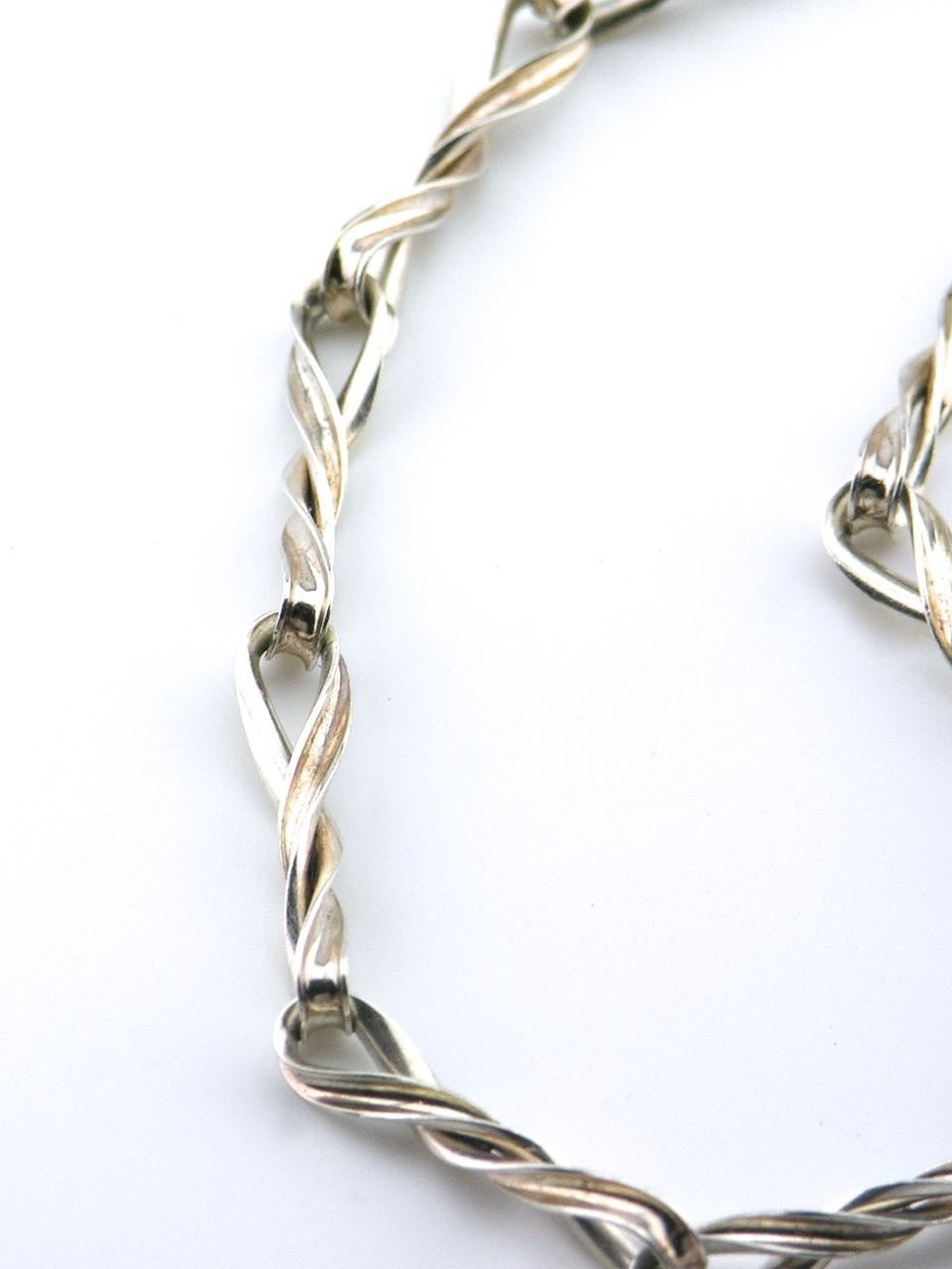 Long Figure of Eight Silver Twist Link Necklace In Good Condition For Sale In Potts Point, New South Wales