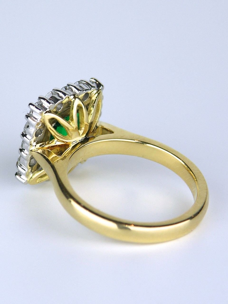 Columbian emerald diamond Gold cluster ring In Excellent Condition In Potts Point, New South Wales