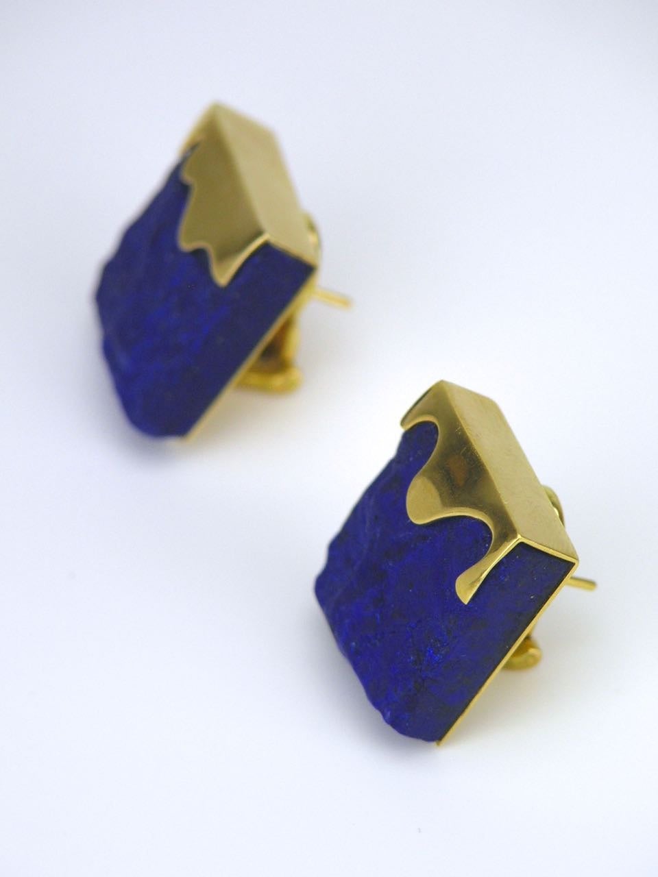 A pair of 18k yellow gold and lapis lazuli earrings each earring consisting of a rectangular 