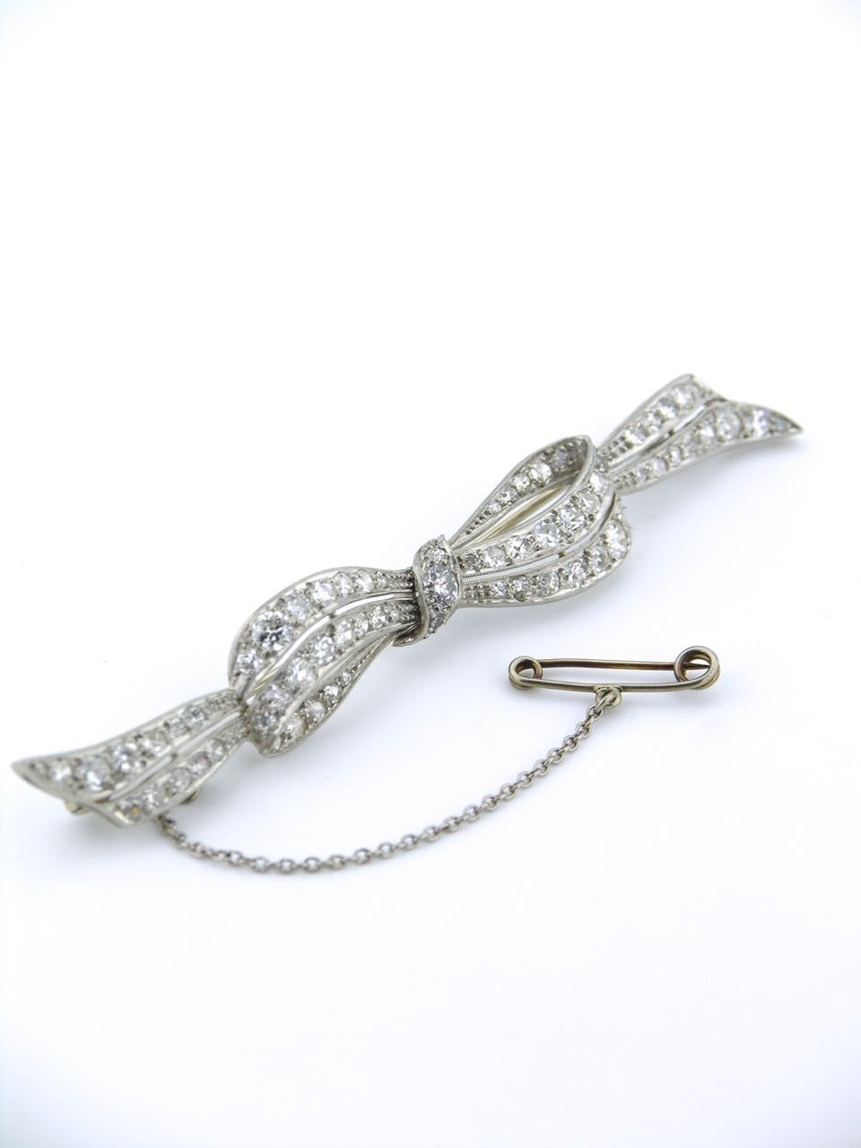 Art Deco diamond platinum bow brooch In Excellent Condition For Sale In Potts Point, New South Wales