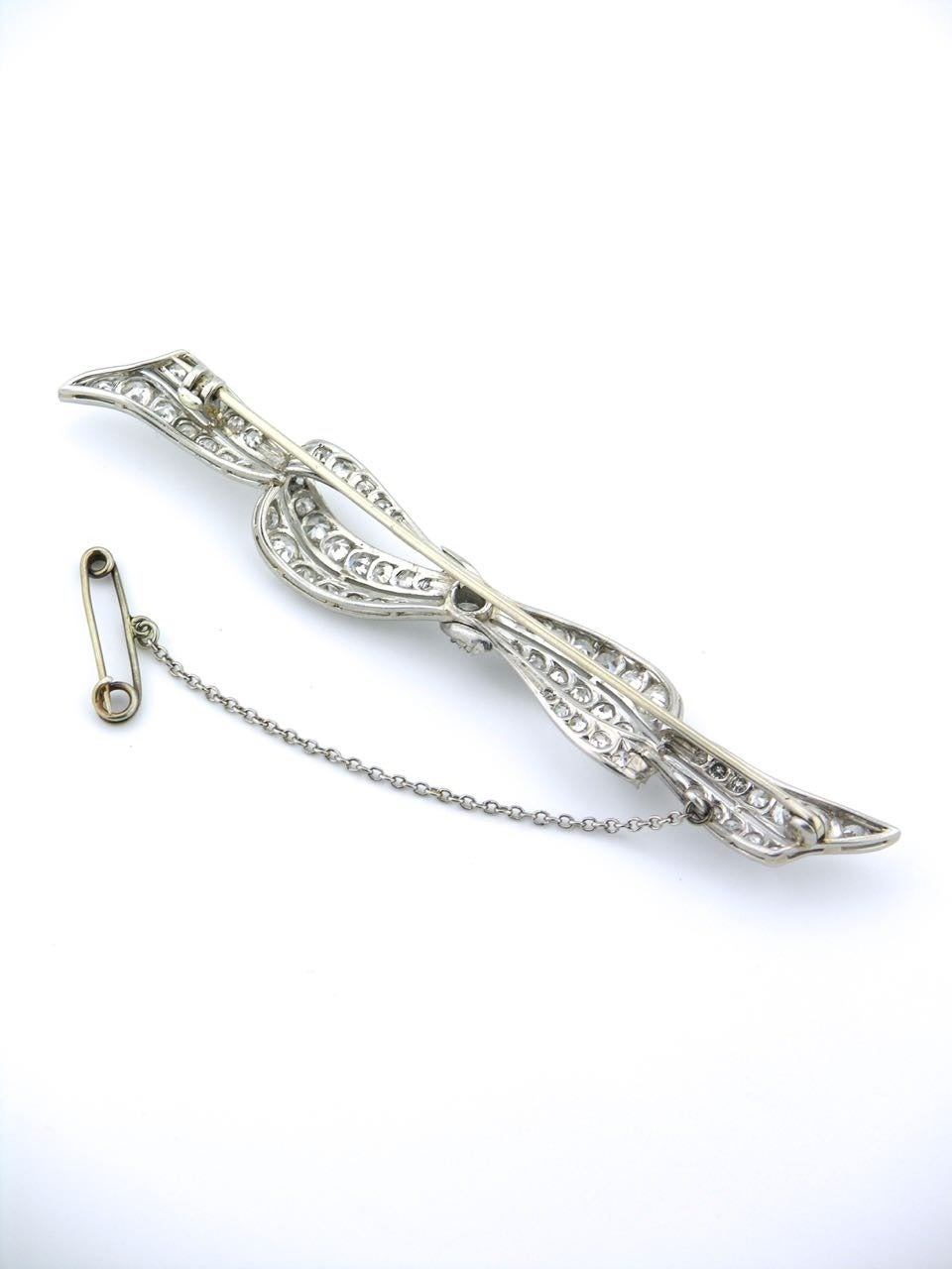 Women's Art Deco diamond platinum bow brooch For Sale