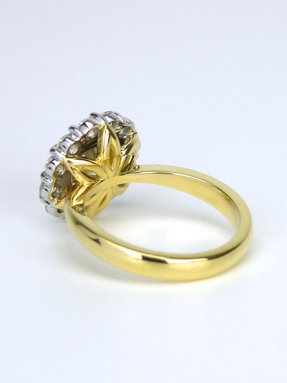 Diamond Gold Cluster Ring In Excellent Condition In Potts Point, New South Wales