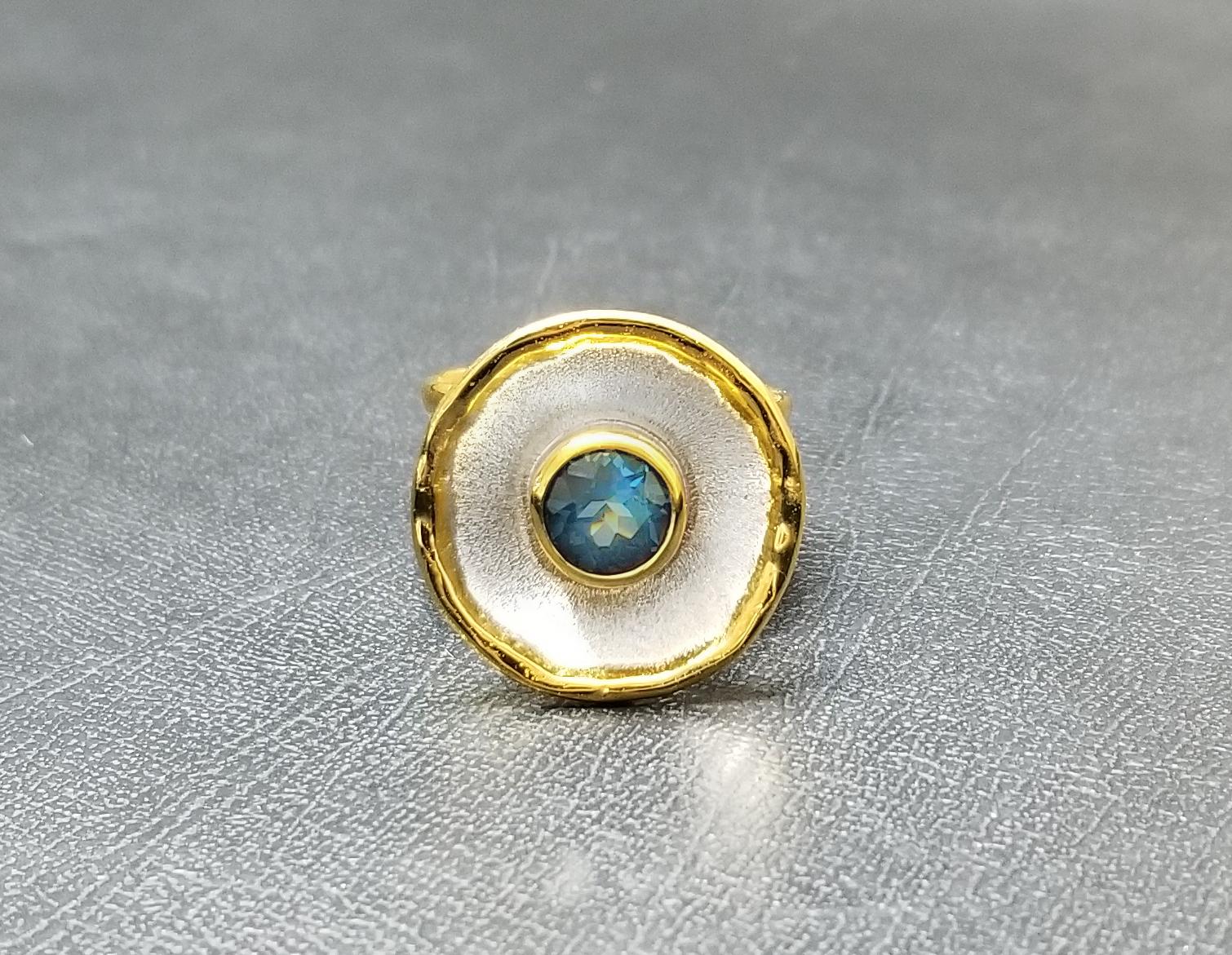 Yianni Creations präsentiert einen handgefertigten Ring aus der Midas Collection.  Der Ring ist aus Feinsilber 950er Reinheit gefertigt und mit Palladium beschichtet, um den Elementen zu widerstehen. Die flüssigen Ränder sind mit einem dicken