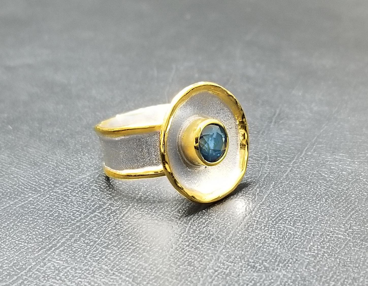 Yianni Kreationen Blauer Topas Feines Silber und 24 Karat Gold Zweifarbiger runder Ring (Rundschliff)