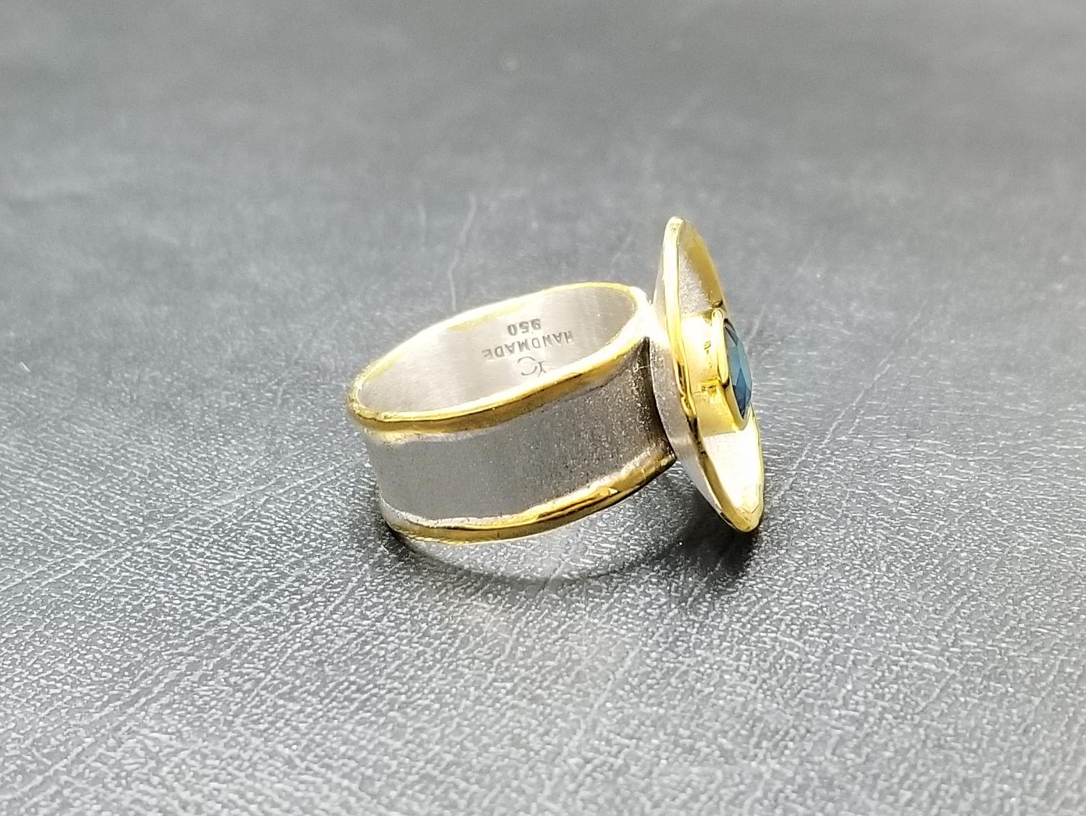 Yianni Kreationen Blauer Topas Feines Silber und 24 Karat Gold Zweifarbiger runder Ring im Zustand „Neu“ in Astoria, NY
