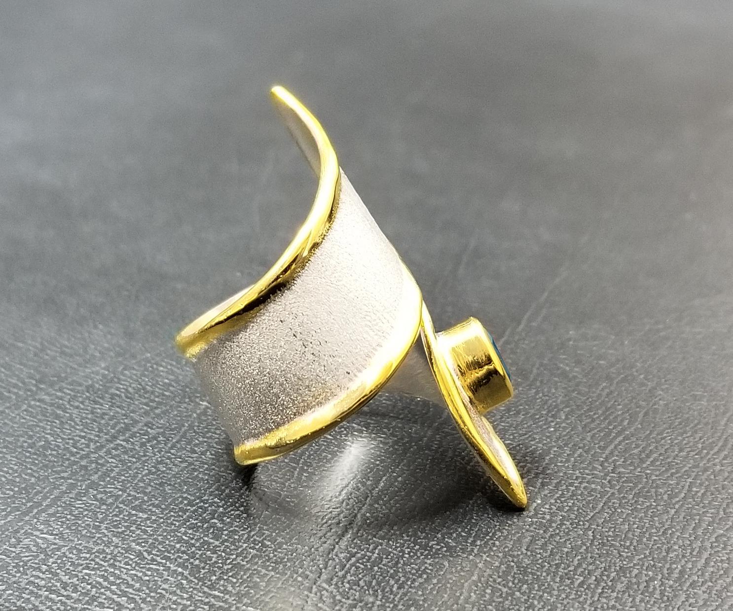 Yianni Creations  Zweifarbiger breiter Bandring mit blauem Topas und feinem Silber 24 Karat Gold im Zustand „Neu“ in Astoria, NY