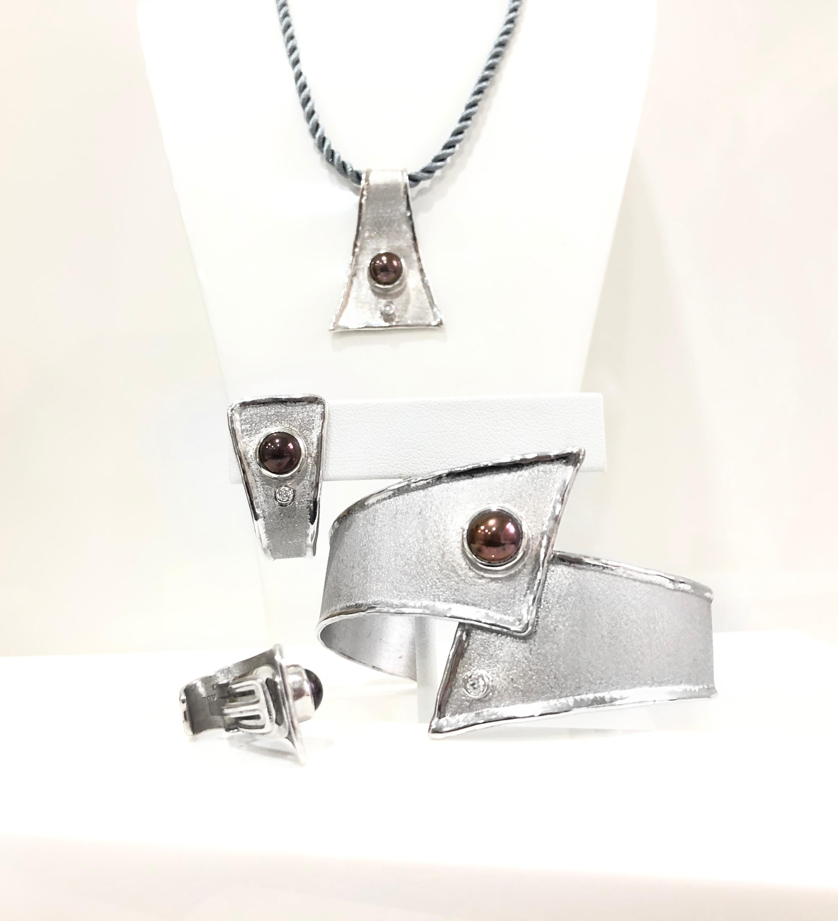 Yianni Creations Set di orecchini e ciondolo con perle scure e diamante in vendita 8
