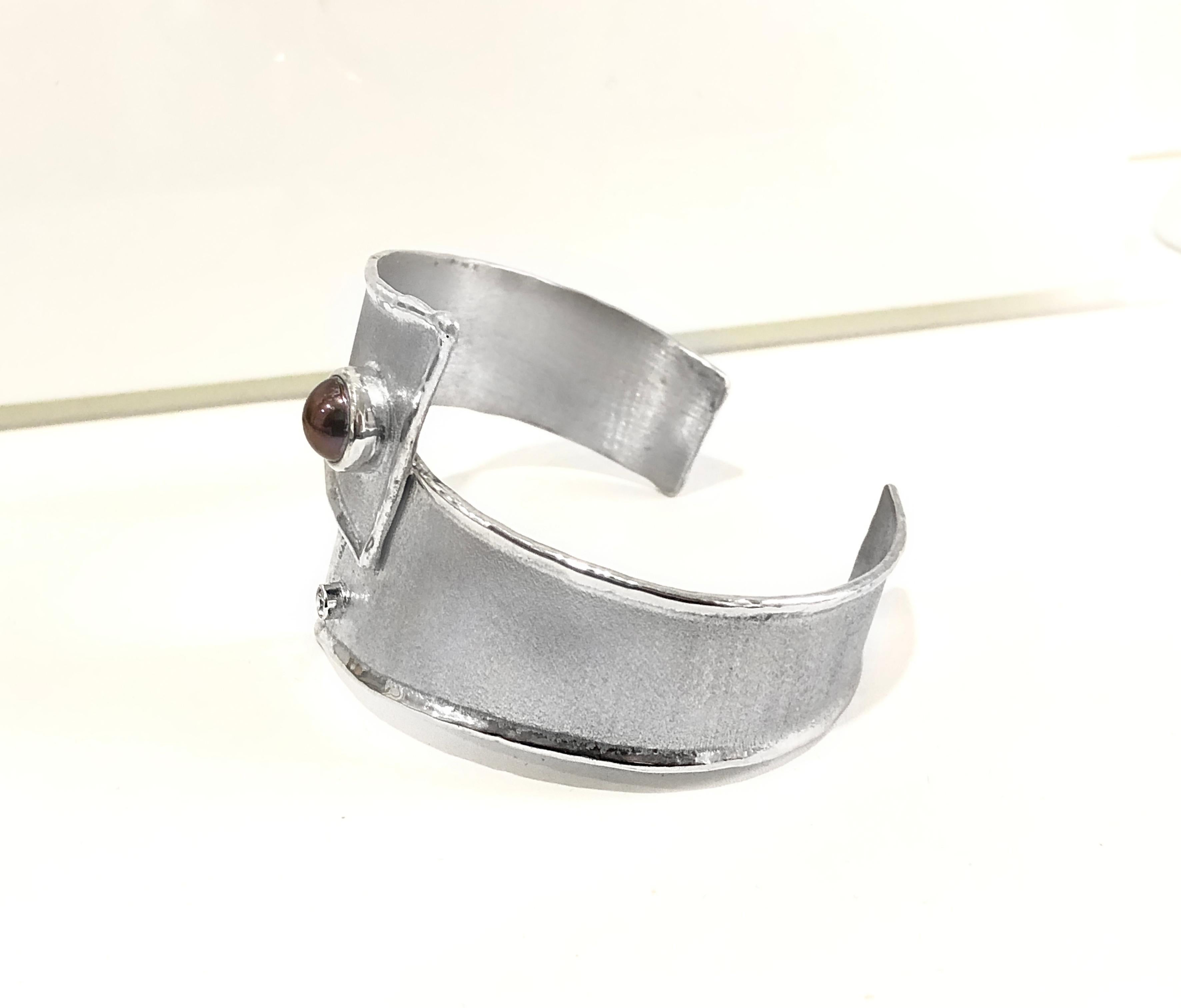 Yianni Creations Diamant-Set von Armband-Ohrringen und Anhänger mit dunklen Perlen (Rundschliff) im Angebot