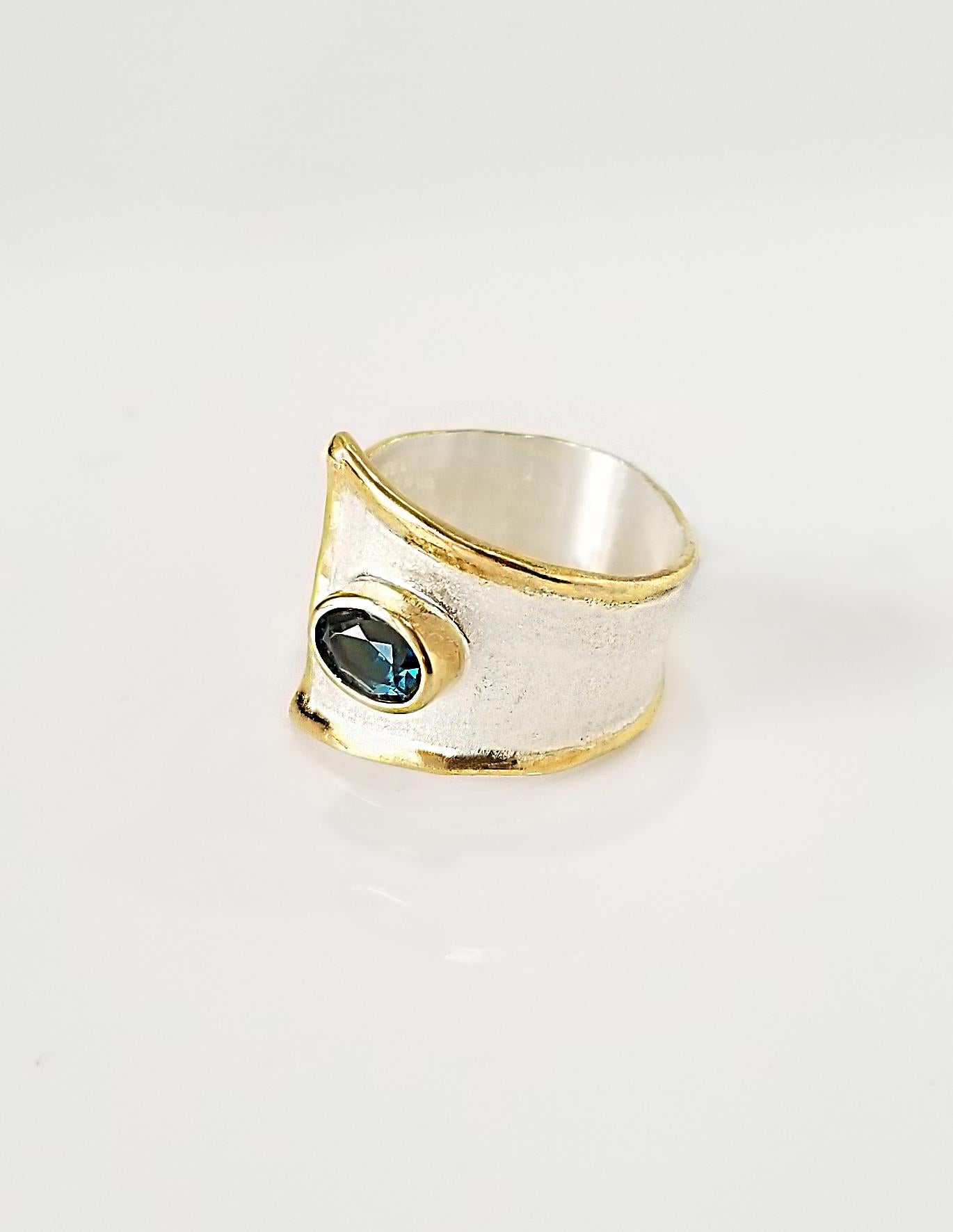 Taille ovale Yianni Creations Bague large à anneau bicolore en argent fin et or 24 carats avec topaze bleue en vente