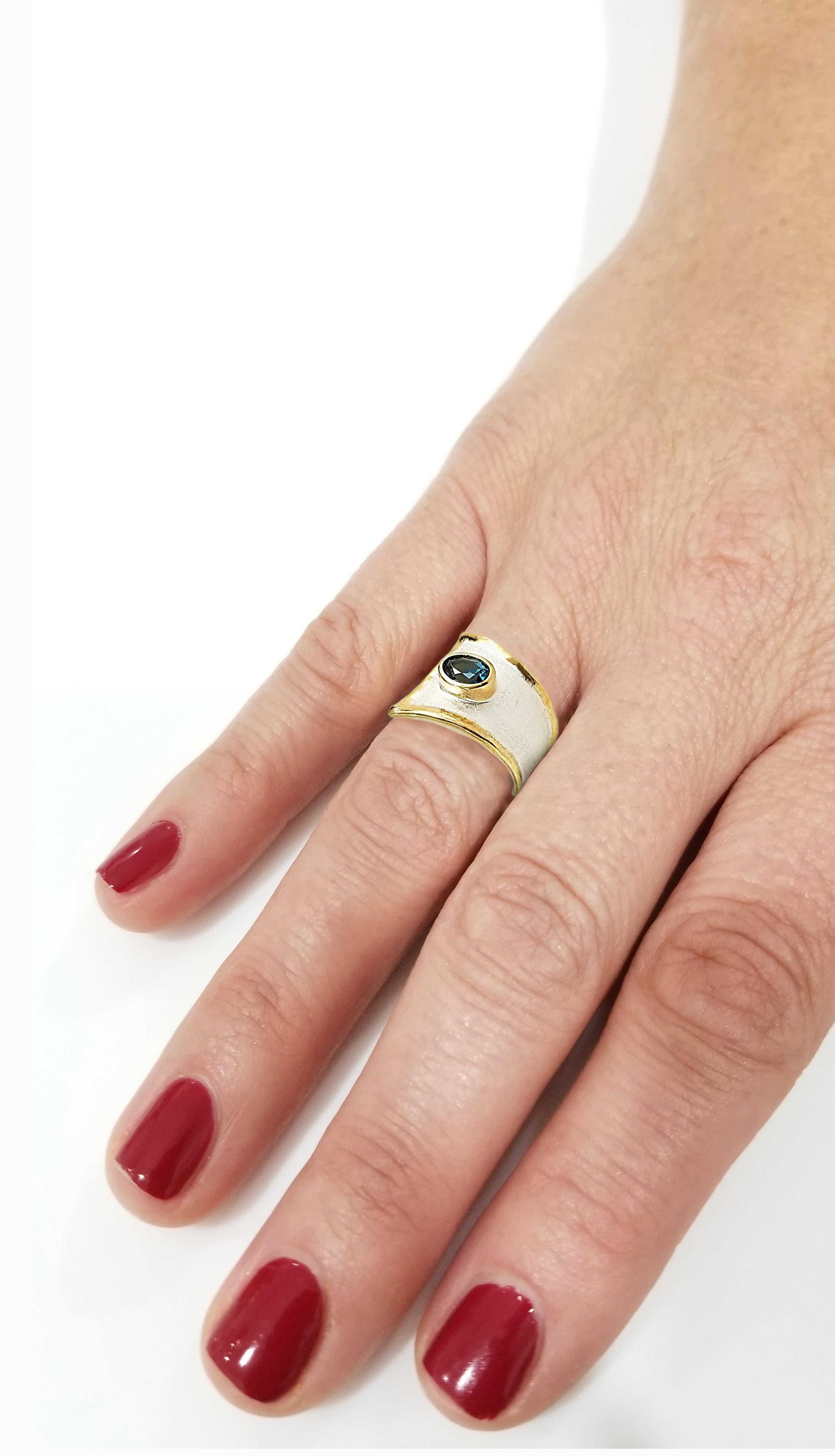 Contemporaneo Yianni Creations Anello a fascia larga in argento 24 carati con topazio blu e oro bicolore in vendita