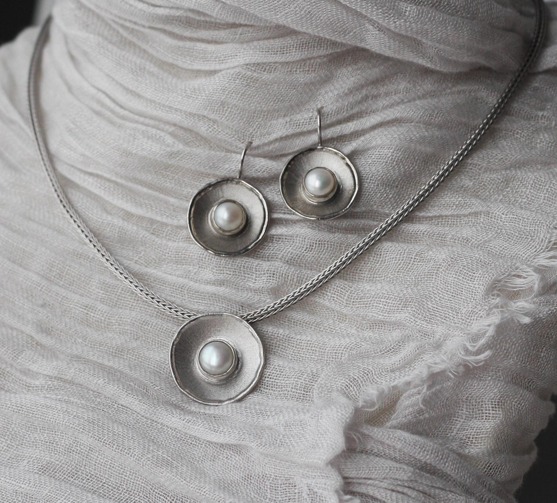 Yianni Creations, handwerklicher runder Anhänger aus feinem Silber mit Perlen  im Angebot 7