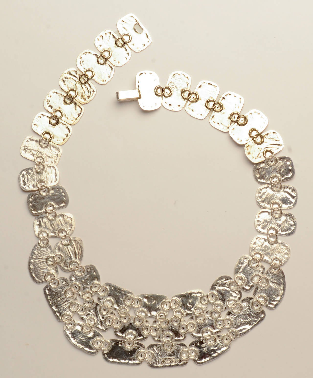 Le maglie rettangolari irregolari sono splendidamente strutturate in questa insolita collana. Ha un aspetto imponente ma un peso leggero che lo rende molto comodo da indossare.
La lunghezza è di circa 18,5 pollici (non è possibile misurarla con