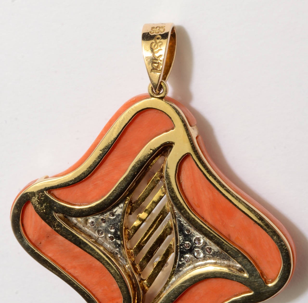 Coral Diamonds Gold Pendant In Excellent Condition In Darnestown, MD