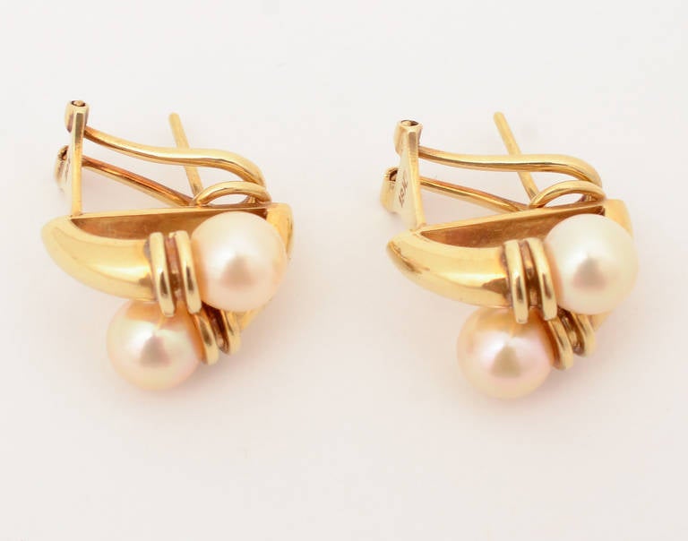 Pearl and Gold Crossover Earrings In New Condition For Sale In Darnestown, MD