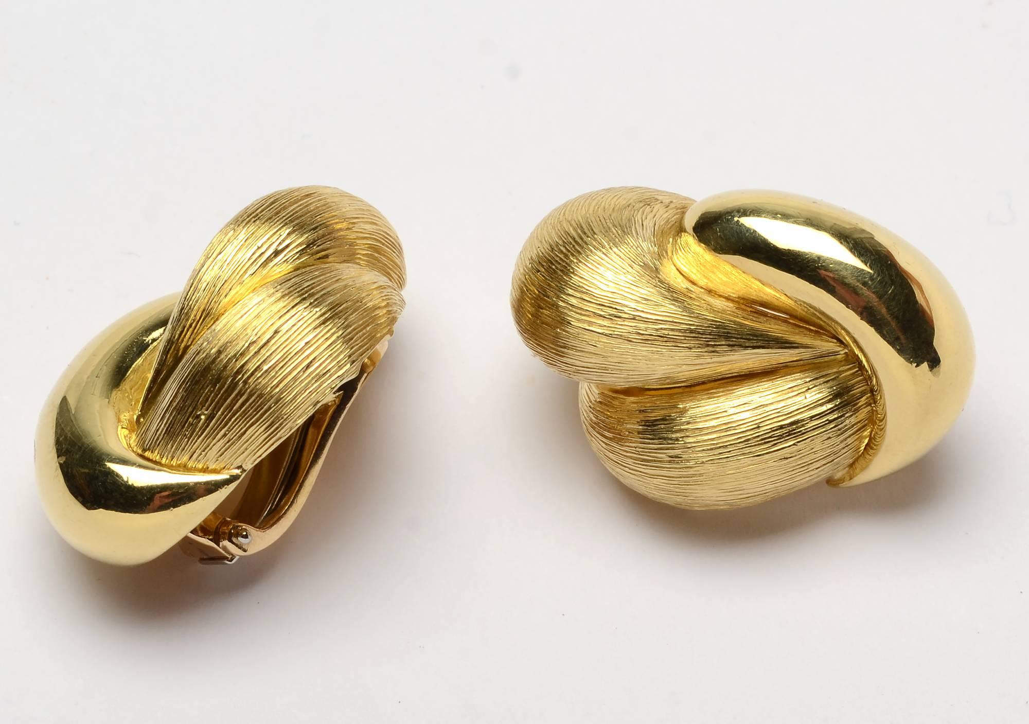 Diese üppigen, gelappten Ohrringe von Henry Dunay sind sowohl in gebürstetem Sabi-Finish als auch in Hochglanz gefertigt. Clip-Rückwände können in Pfosten umgewandelt werden. Die Ohrringe messen 1 1/4