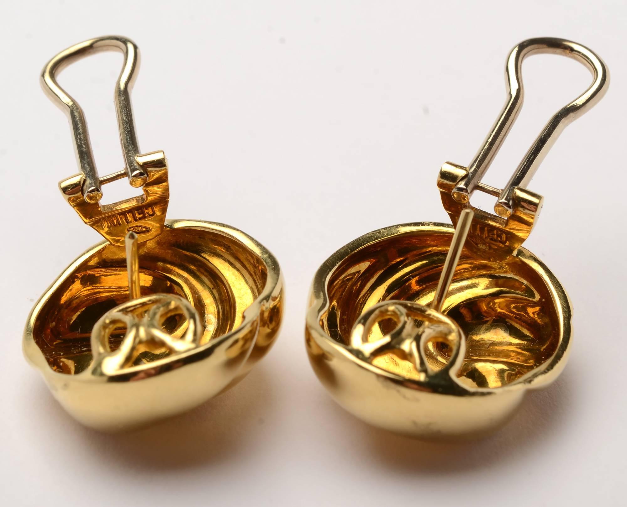 Elegante und vielseitige Ohrringe aus 18 Karat Gold von Cellini. Doppelte Wirbel in verschiedenen Dimensionen erzeugen eine schöne Bewegung. Die Ohrringe sind 15/16
